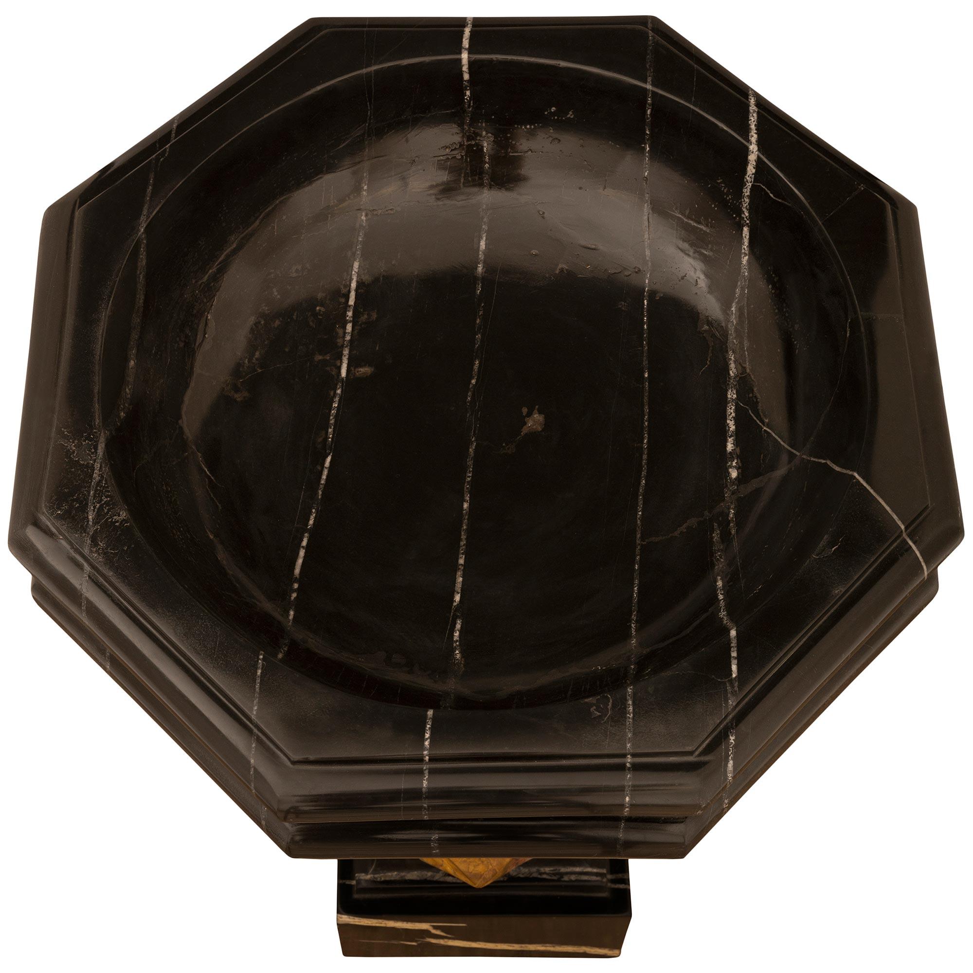 Bañera/plantador italiano barroco del siglo XIX de mármol Nero Antico y Siena en venta 5