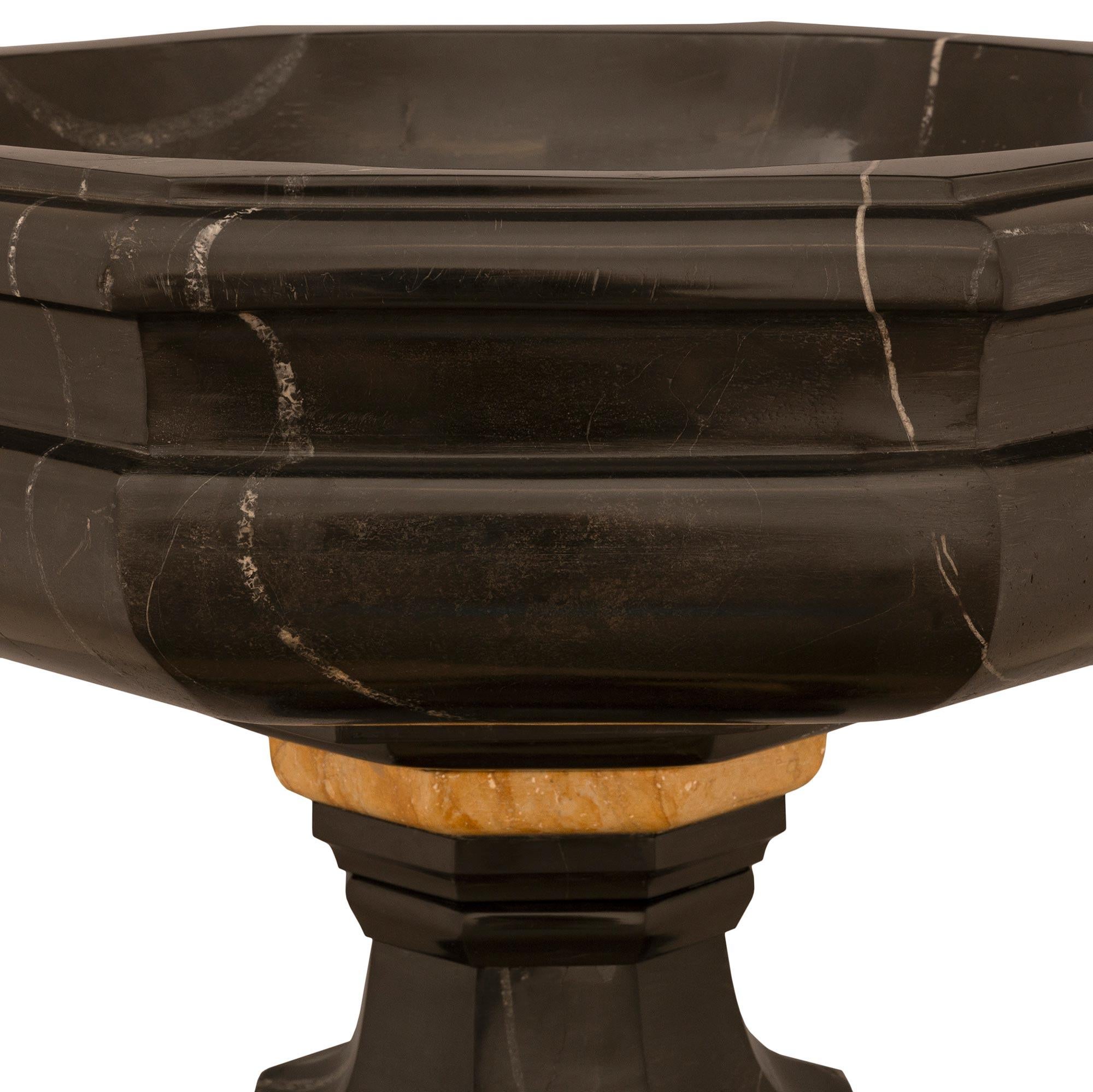 Bañera/plantador italiano barroco del siglo XIX de mármol Nero Antico y Siena en Bueno estado para la venta en West Palm Beach, FL