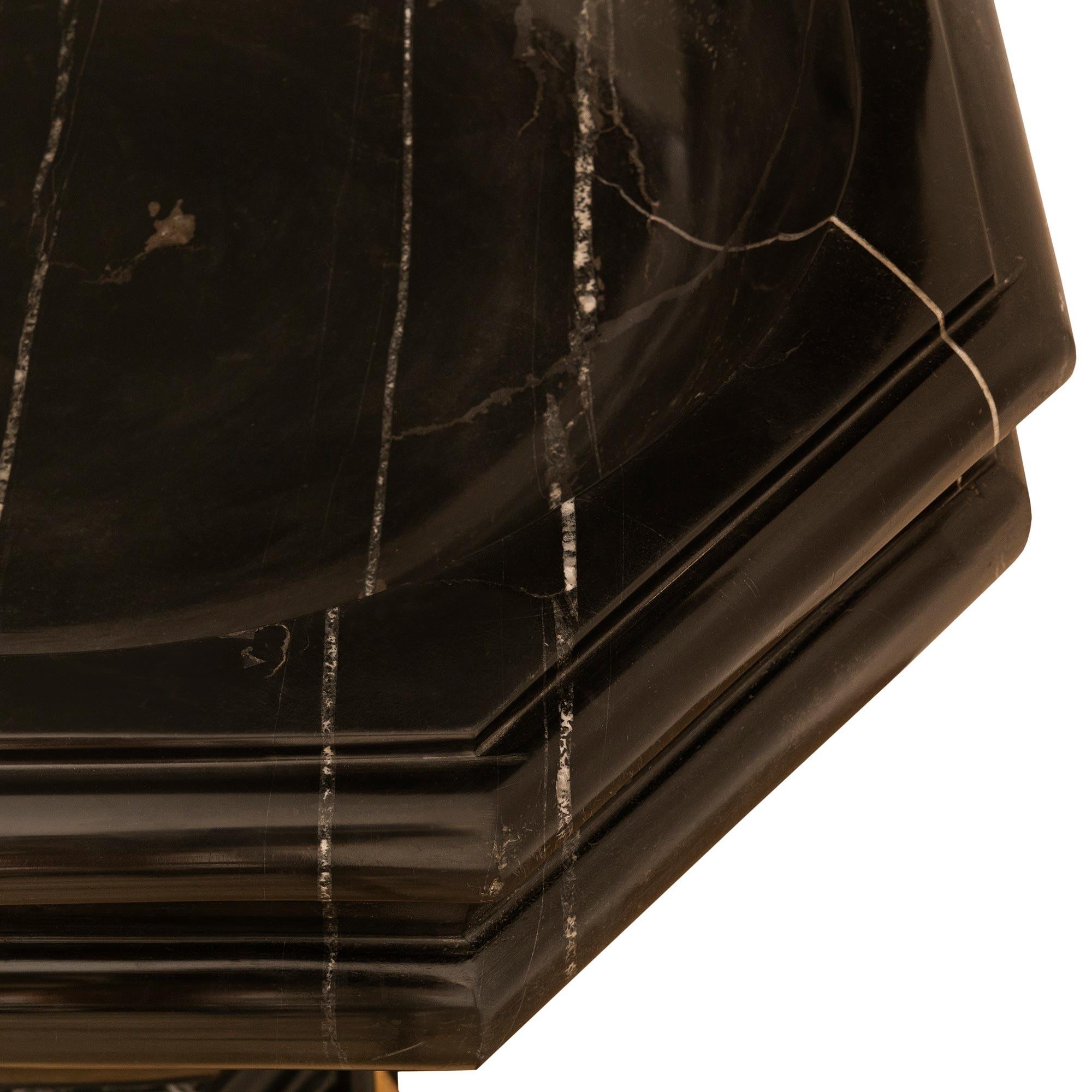 Bañera/plantador italiano barroco del siglo XIX de mármol Nero Antico y Siena Mármol en venta