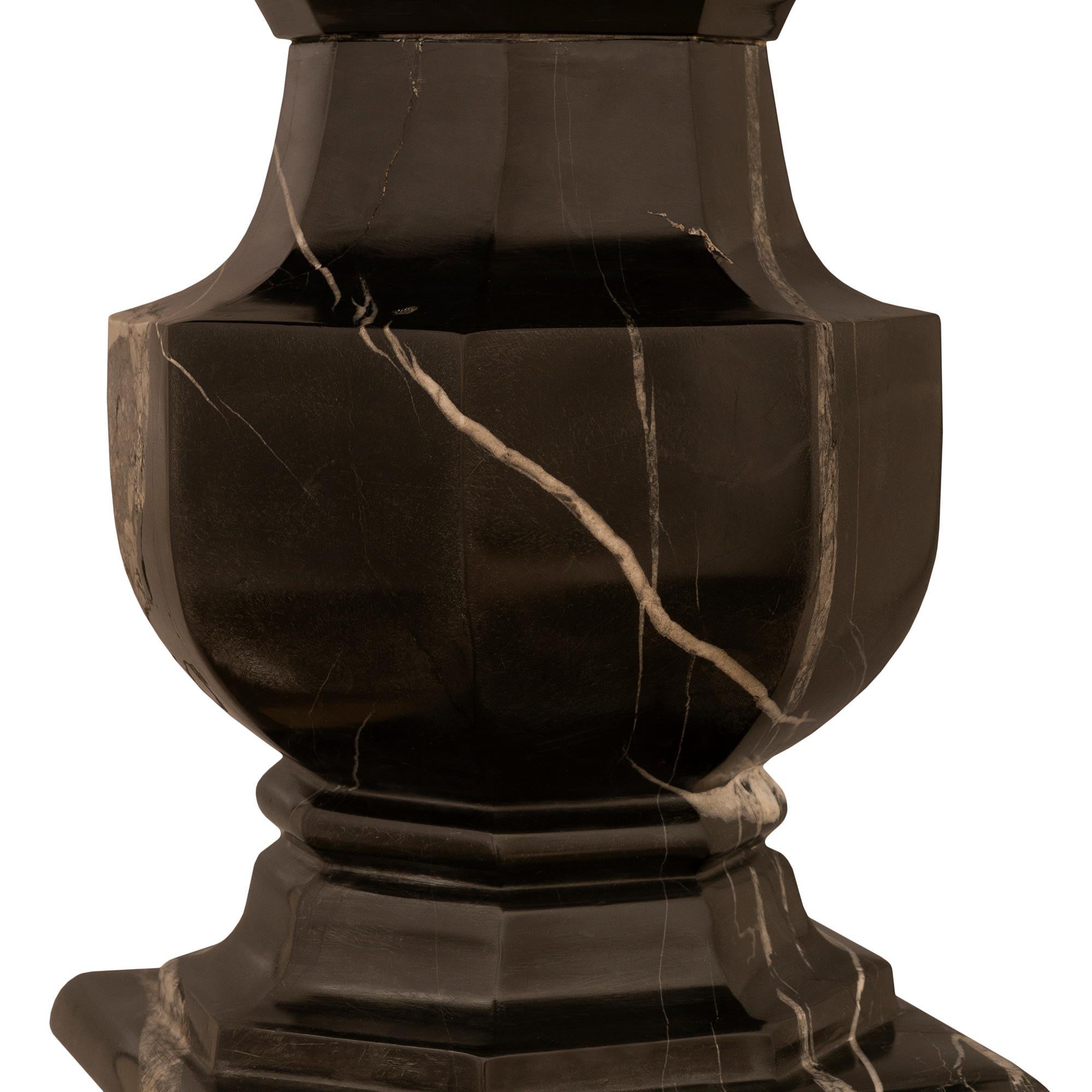 Bañera/plantador italiano barroco del siglo XIX de mármol Nero Antico y Siena en venta 2