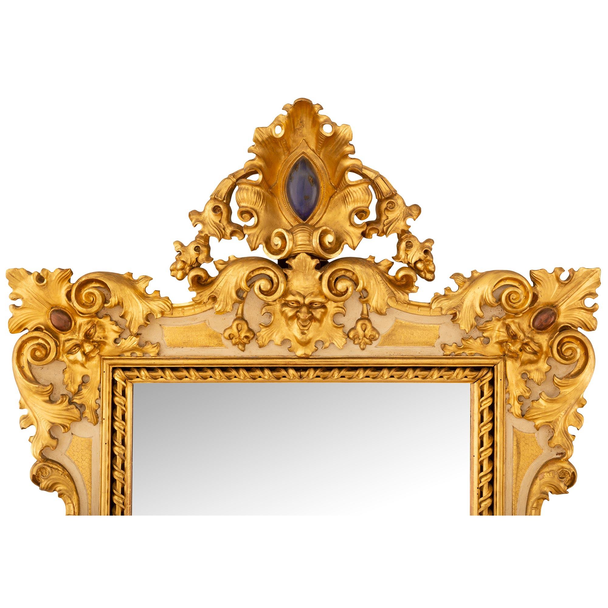 Miroir et jardinière en bois patiné et bois doré de style baroque italien du 19e siècle, unique et très décoratif. Le miroir est posé sur sa superbe base d'origine en forme de jardinière avec des pieds marbrés sous une frise festonnée avec un