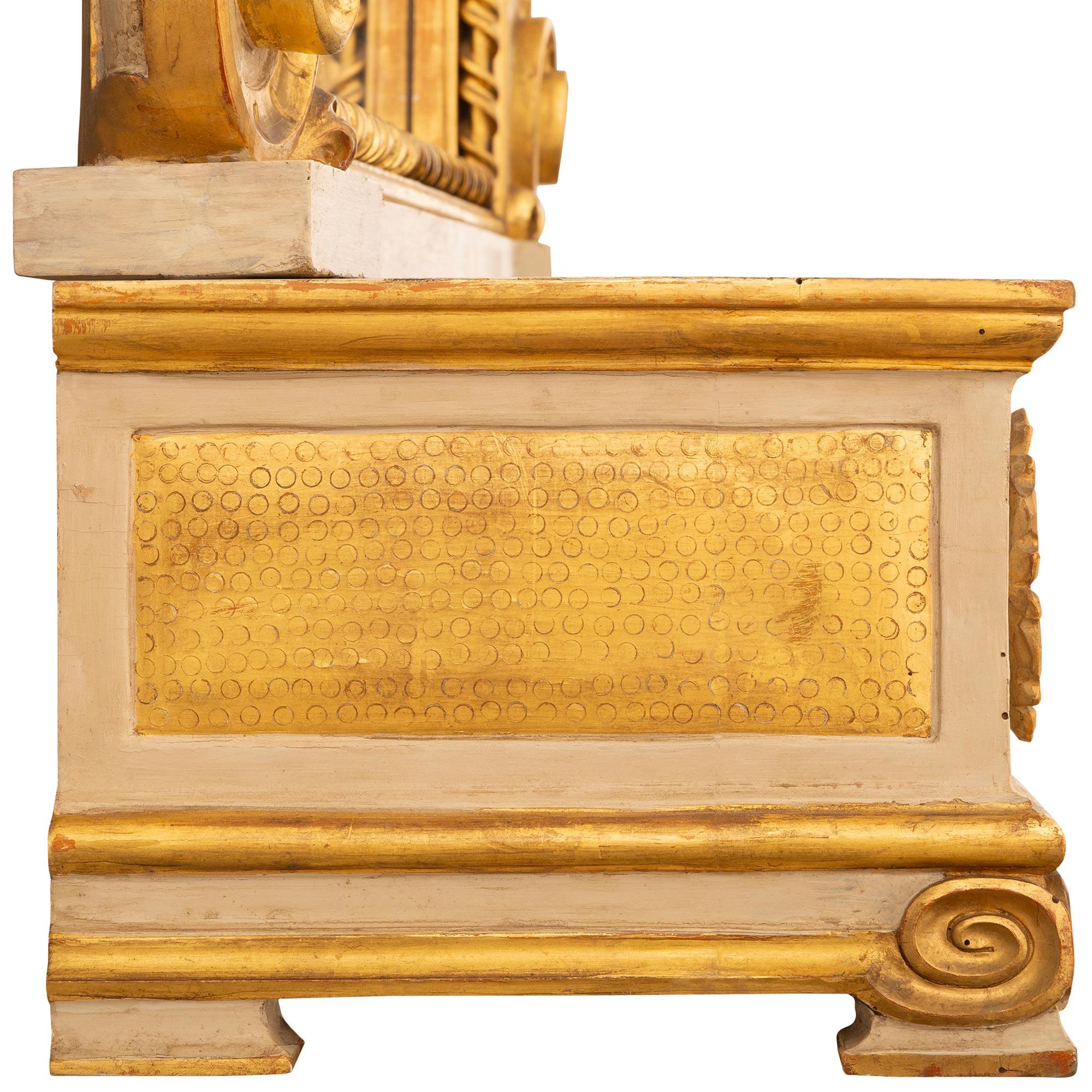 Italienischer Barockspiegel und Pflanzgefäß aus patiniertem Holz und vergoldetem Holz, 19. Jahrhundert im Angebot 2