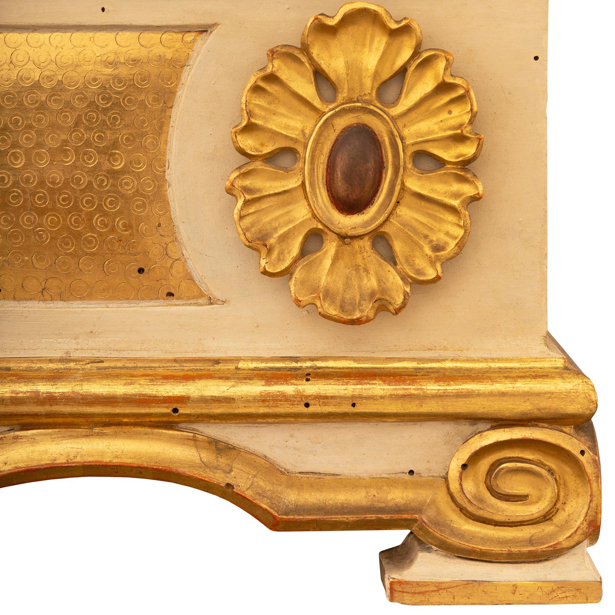 Italienischer Barockspiegel und Pflanzgefäß aus patiniertem Holz und vergoldetem Holz, 19. Jahrhundert im Angebot 3