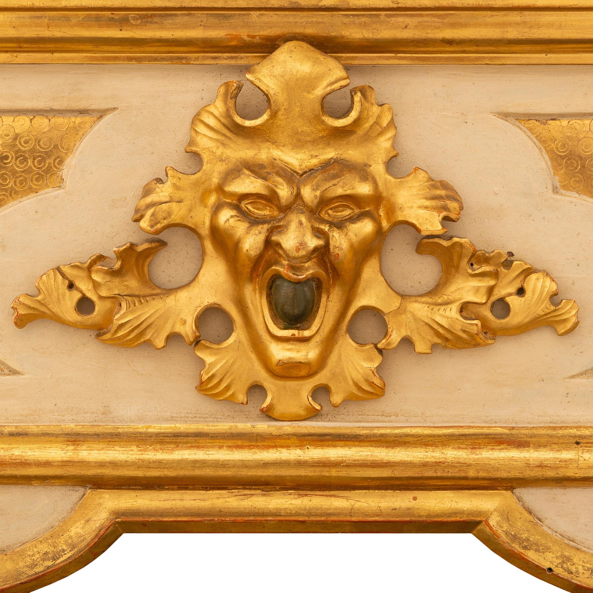 Italienischer Barockspiegel und Pflanzgefäß aus patiniertem Holz und vergoldetem Holz, 19. Jahrhundert im Angebot 4