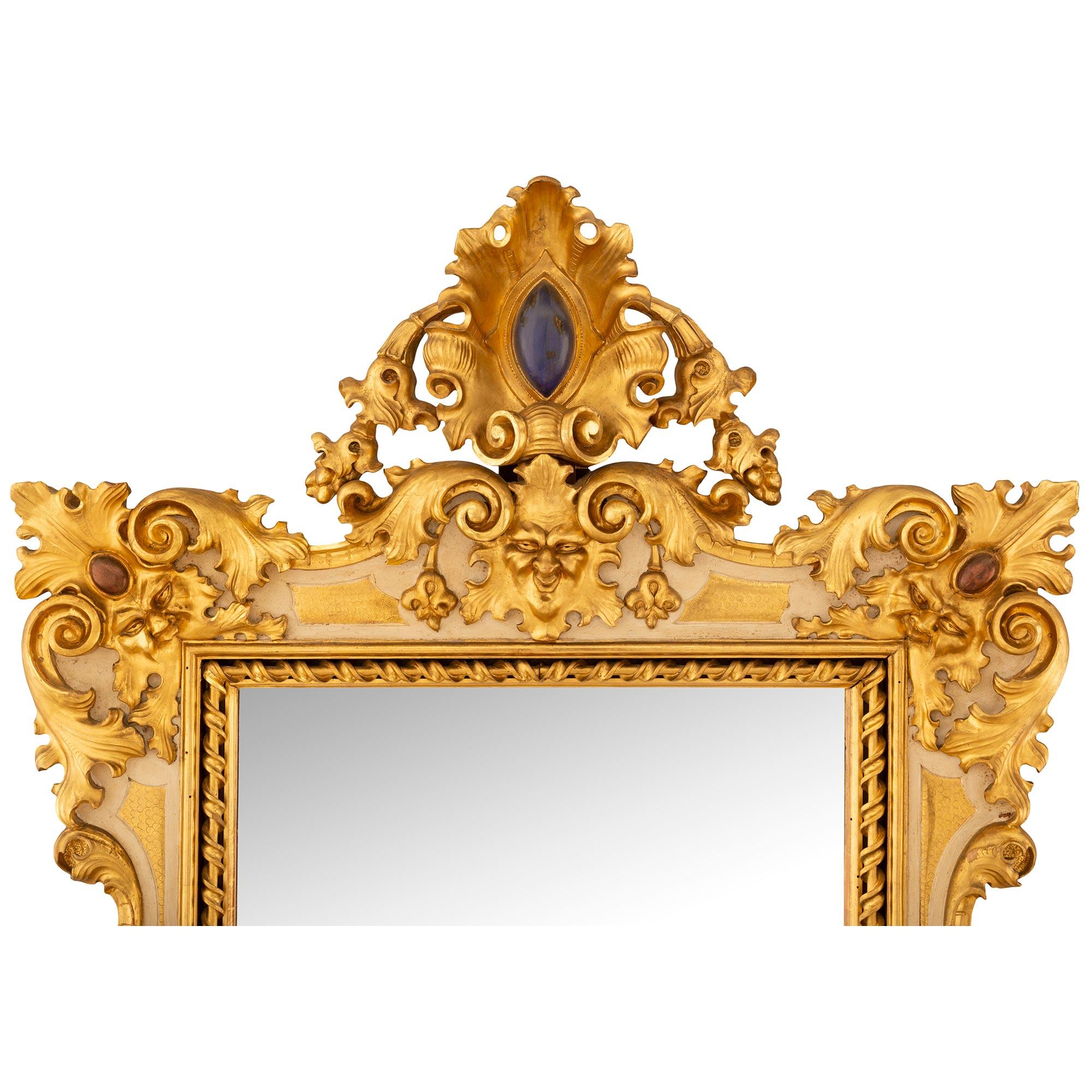 Miroir baroque italien du 19ème siècle en bois patiné et bois doré, unique et très décoratif. Le miroir repose sur de magnifiques pieds marbrés, sous des mouvements en volute reliés par un beau bandeau en bois doré. Ce superbe miroir présente une