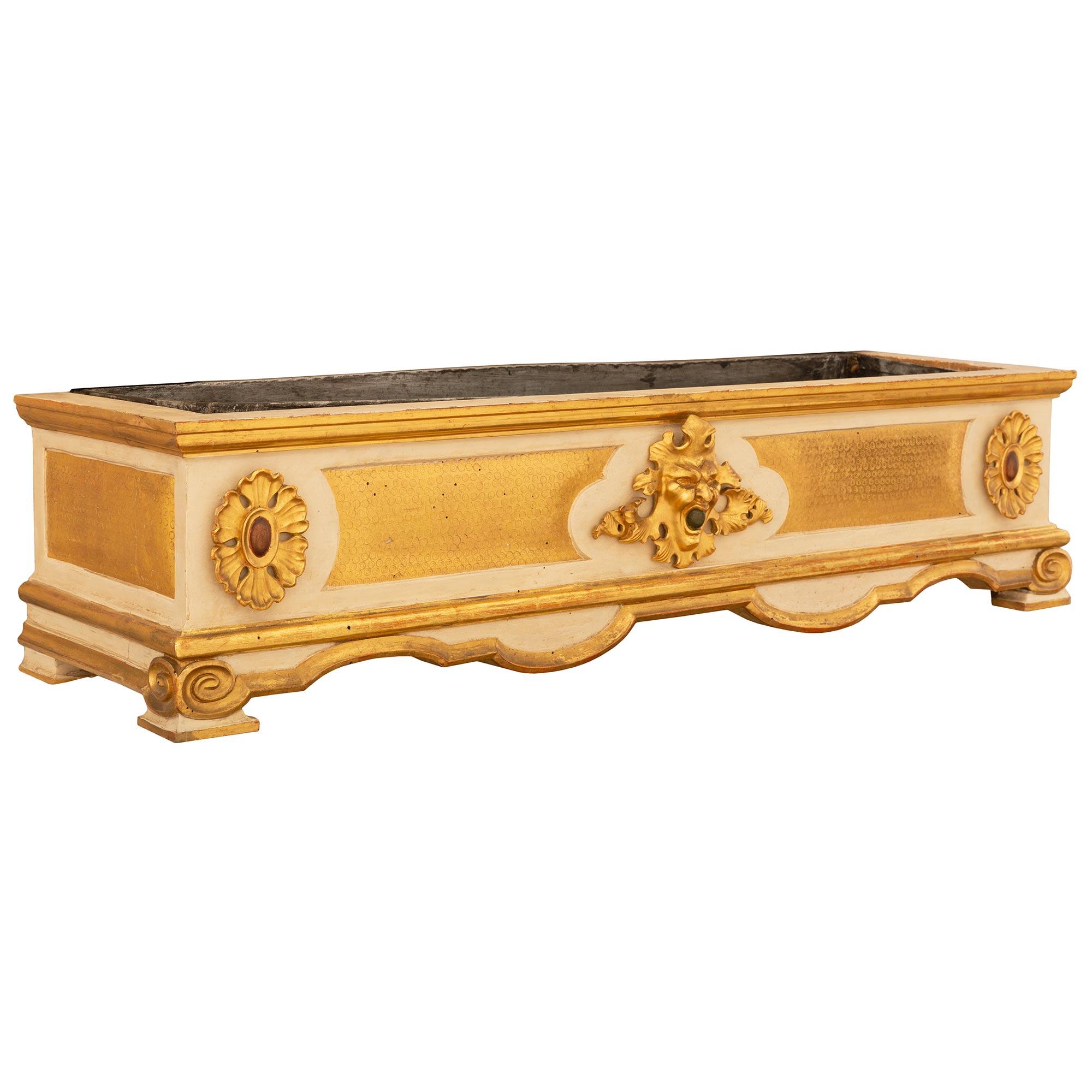 Italian 19th Century Baroque St. Patinated Wood And Giltwood Planter In Good Condition For Sale In West Palm Beach, FL