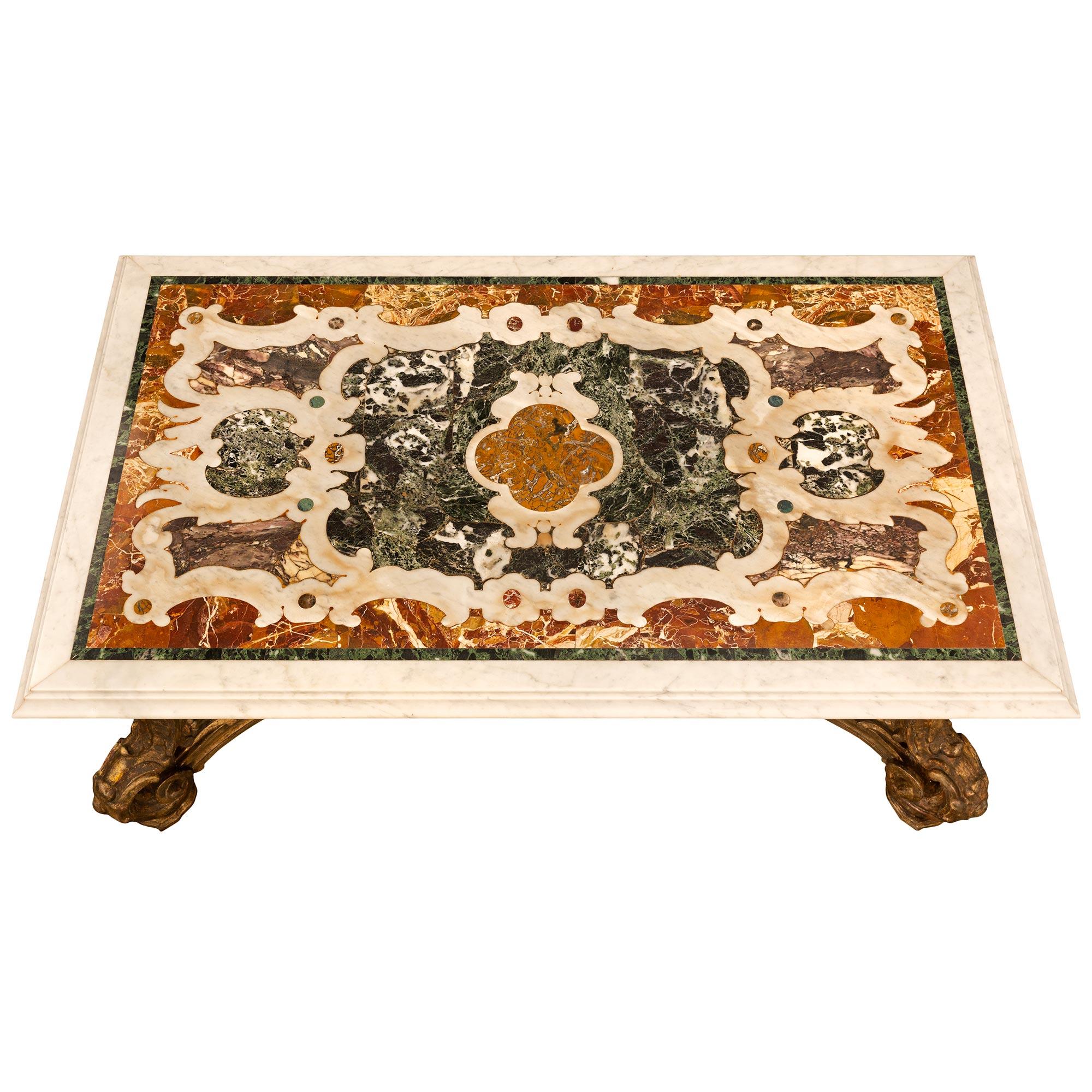 Magnifique table basse baroque italienne du 19ème siècle en marbre Pietra Dura et Mecca. Cette remarquable table basse rectangulaire repose sur quatre pieds en 