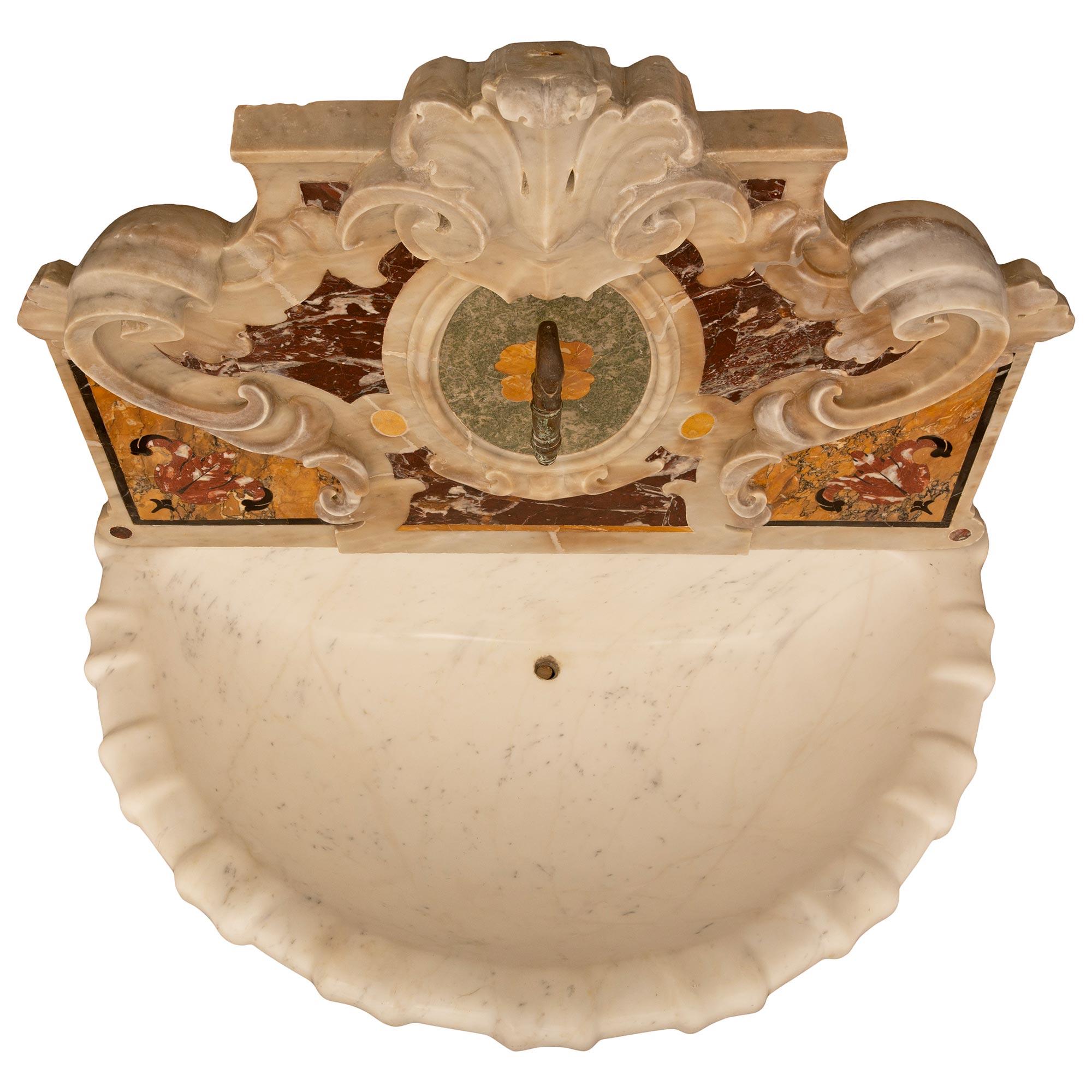 Fuente/bañera de mármol barroca italiana del siglo XIX en venta 5