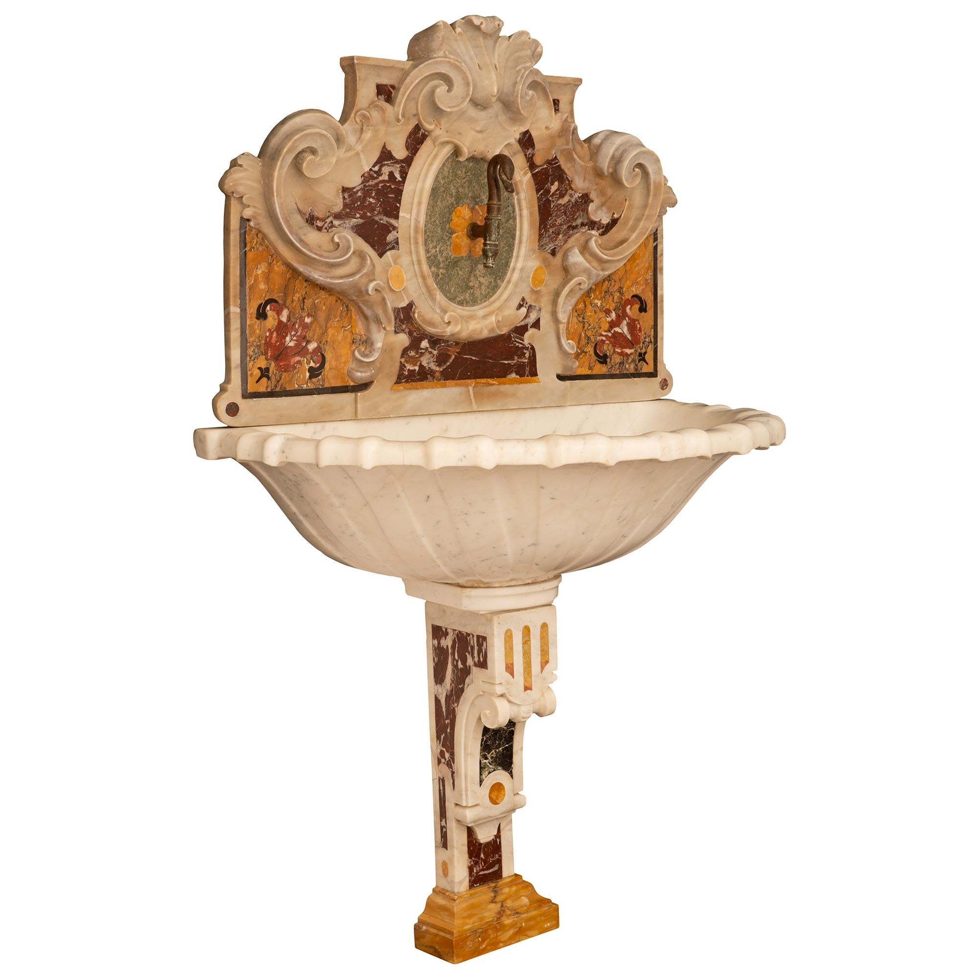 Fuente/bañera de mármol barroca italiana del siglo XIX Barroco en venta