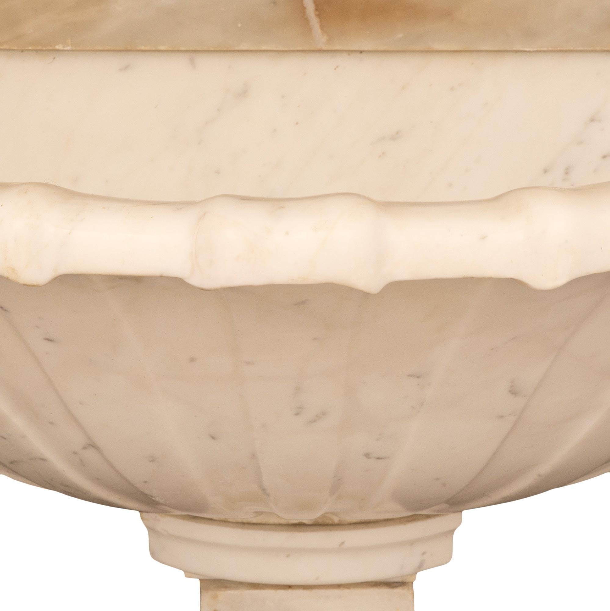 Fuente/bañera de mármol barroca italiana del siglo XIX en venta 3