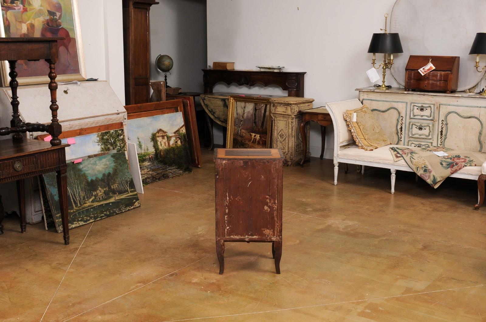 Italienischer Nachttisch des 19. Jahrhunderts mit Einlegearbeiten, einer Schublade und einer Tür im Angebot 3
