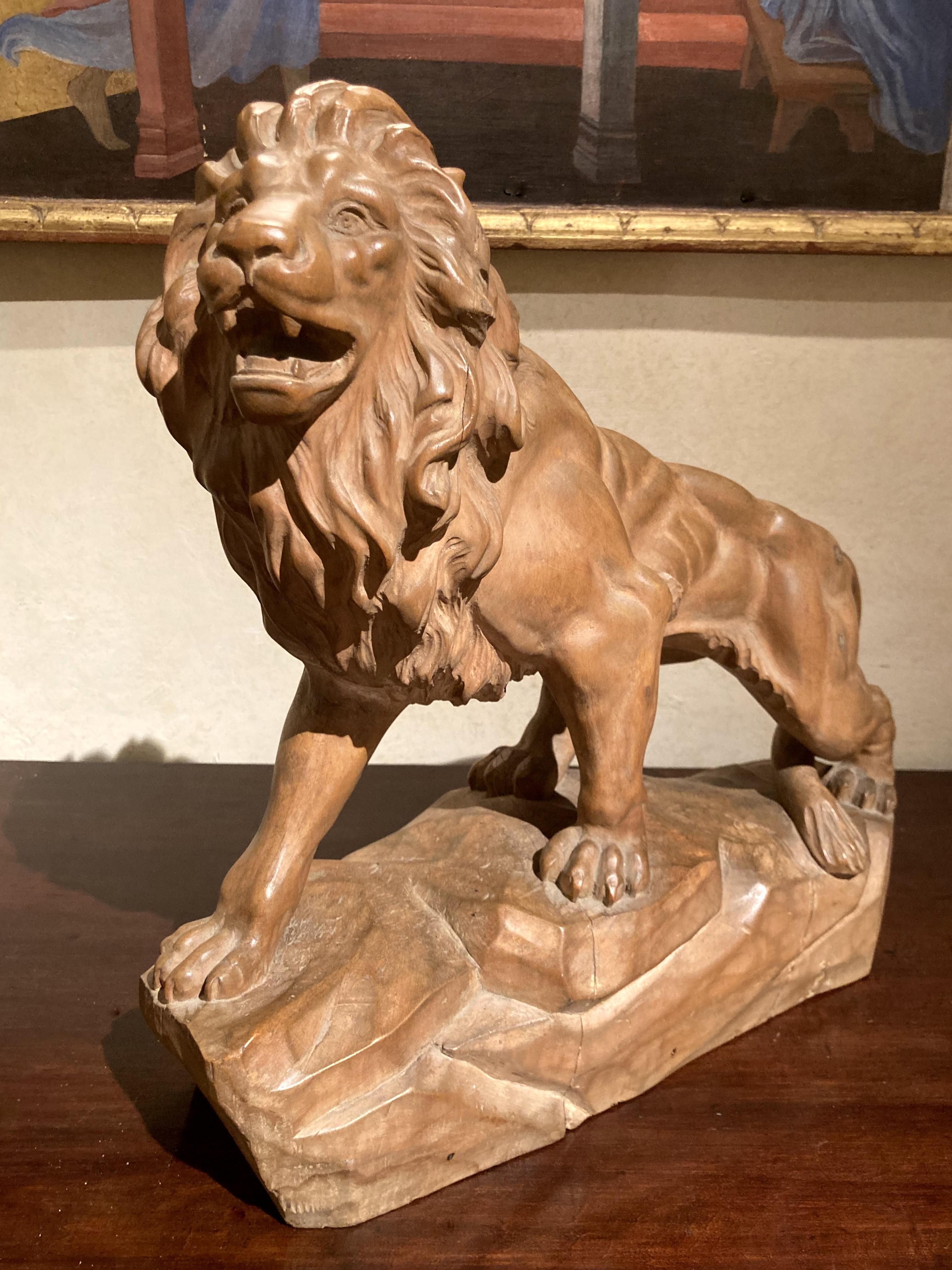 Italian 19th Century Big Scale Hand Carved Table Top Wood Lion Sculpture For Sale 5