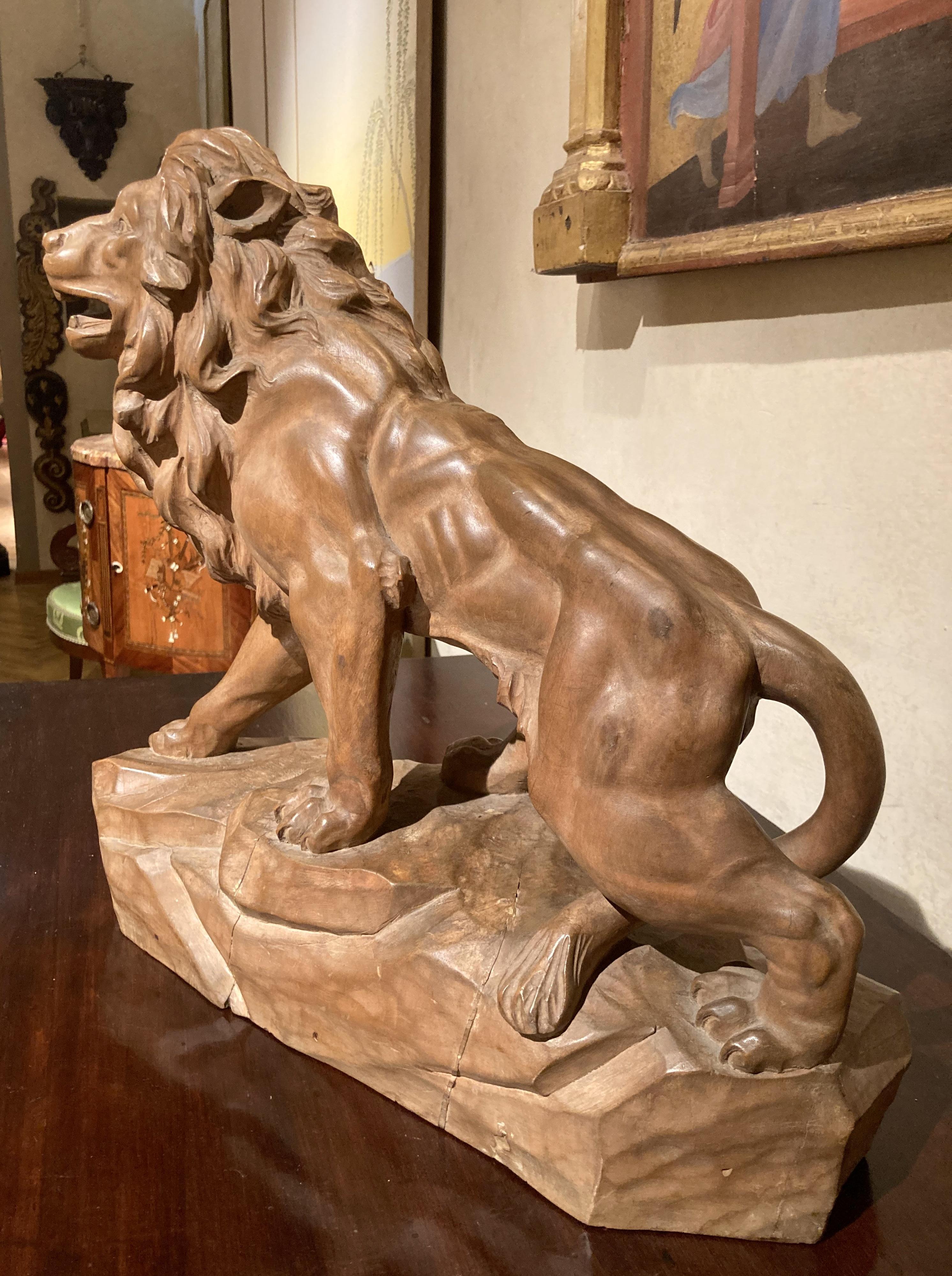 Italian 19th Century Big Scale Hand Carved Table Top Wood Lion Sculpture For Sale 6