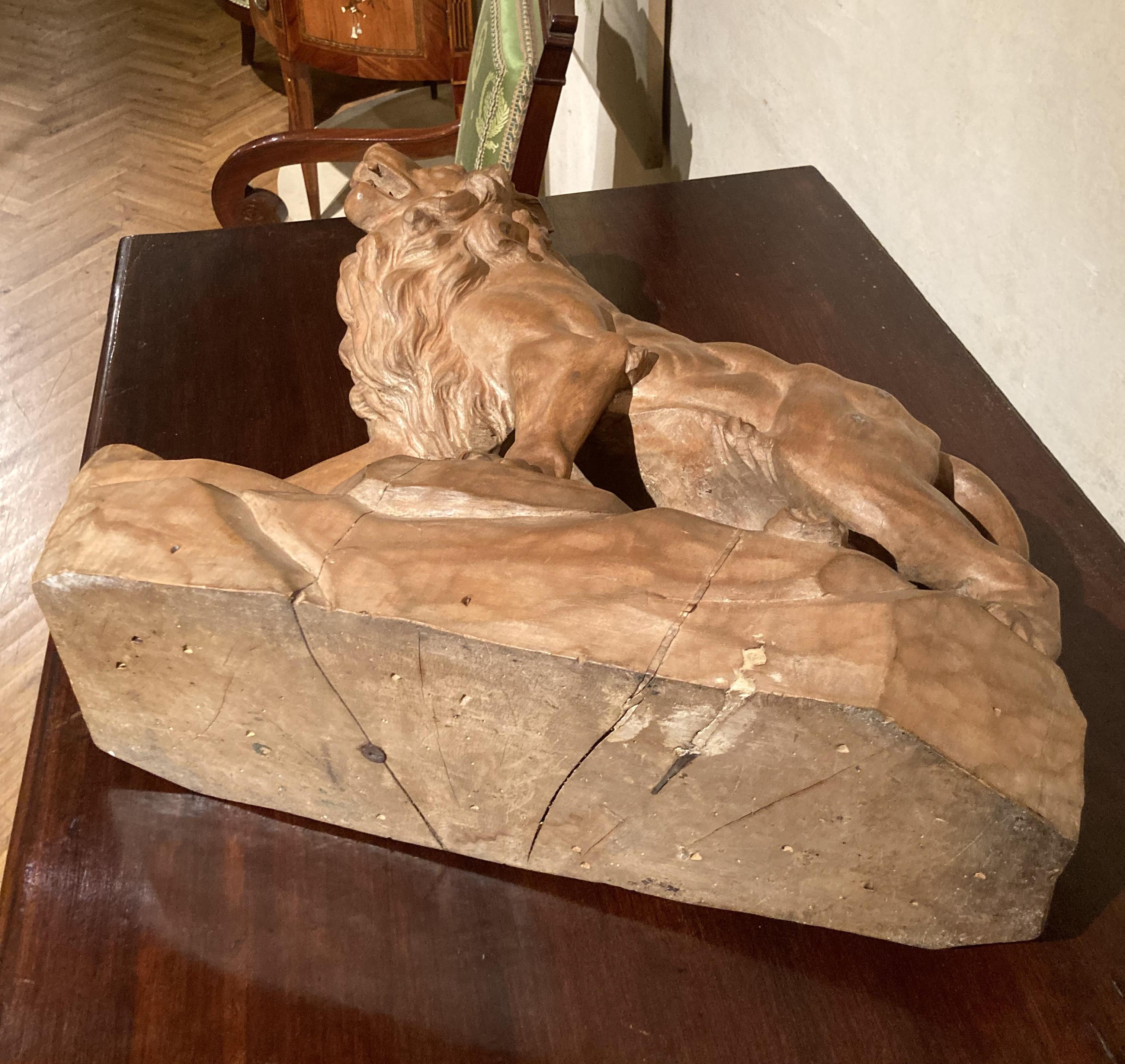 Italian 19th Century Big Scale Hand Carved Table Top Wood Lion Sculpture For Sale 7