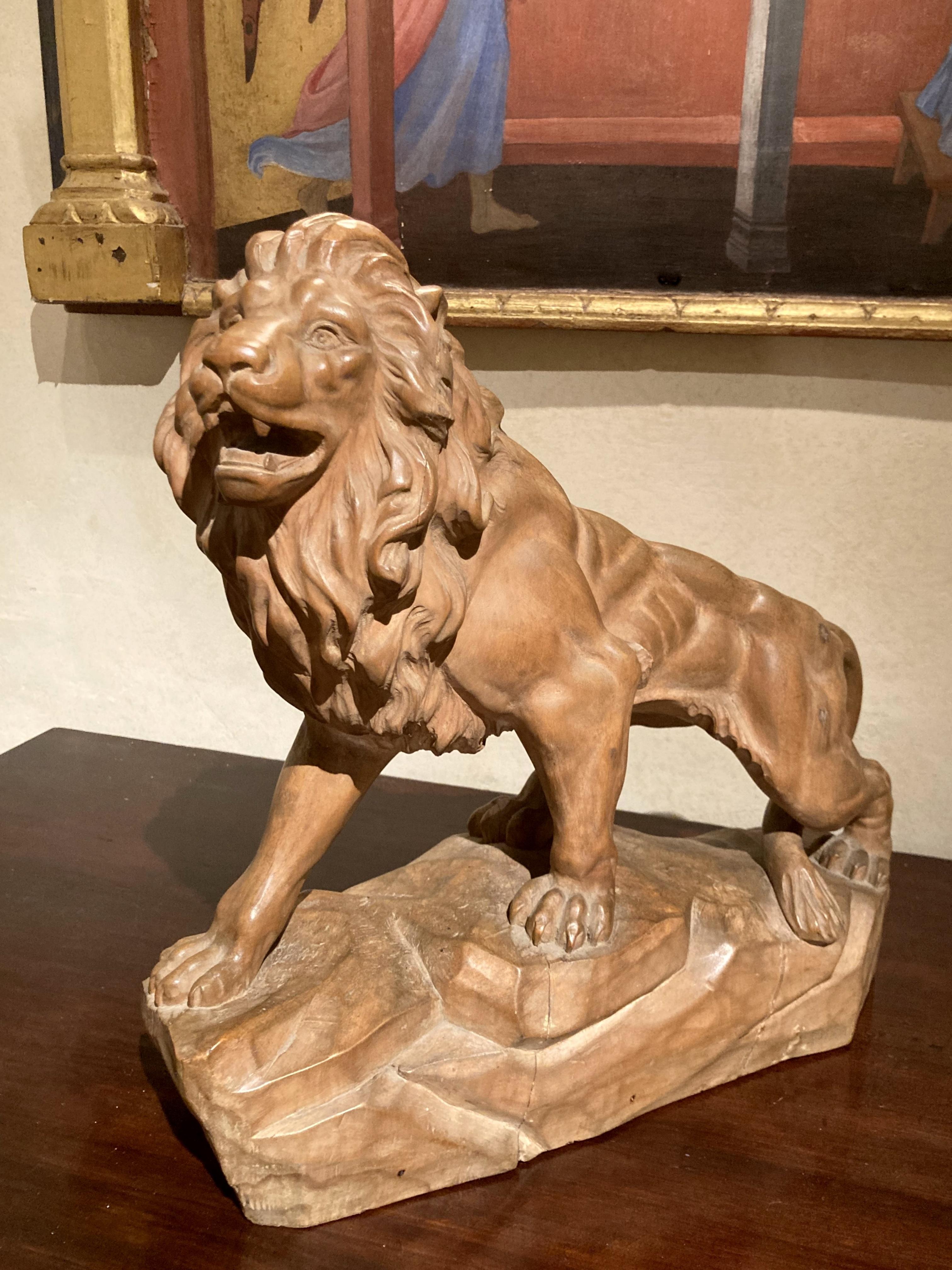 Italian 19th Century Big Scale Hand Carved Table Top Wood Lion Sculpture For Sale 8