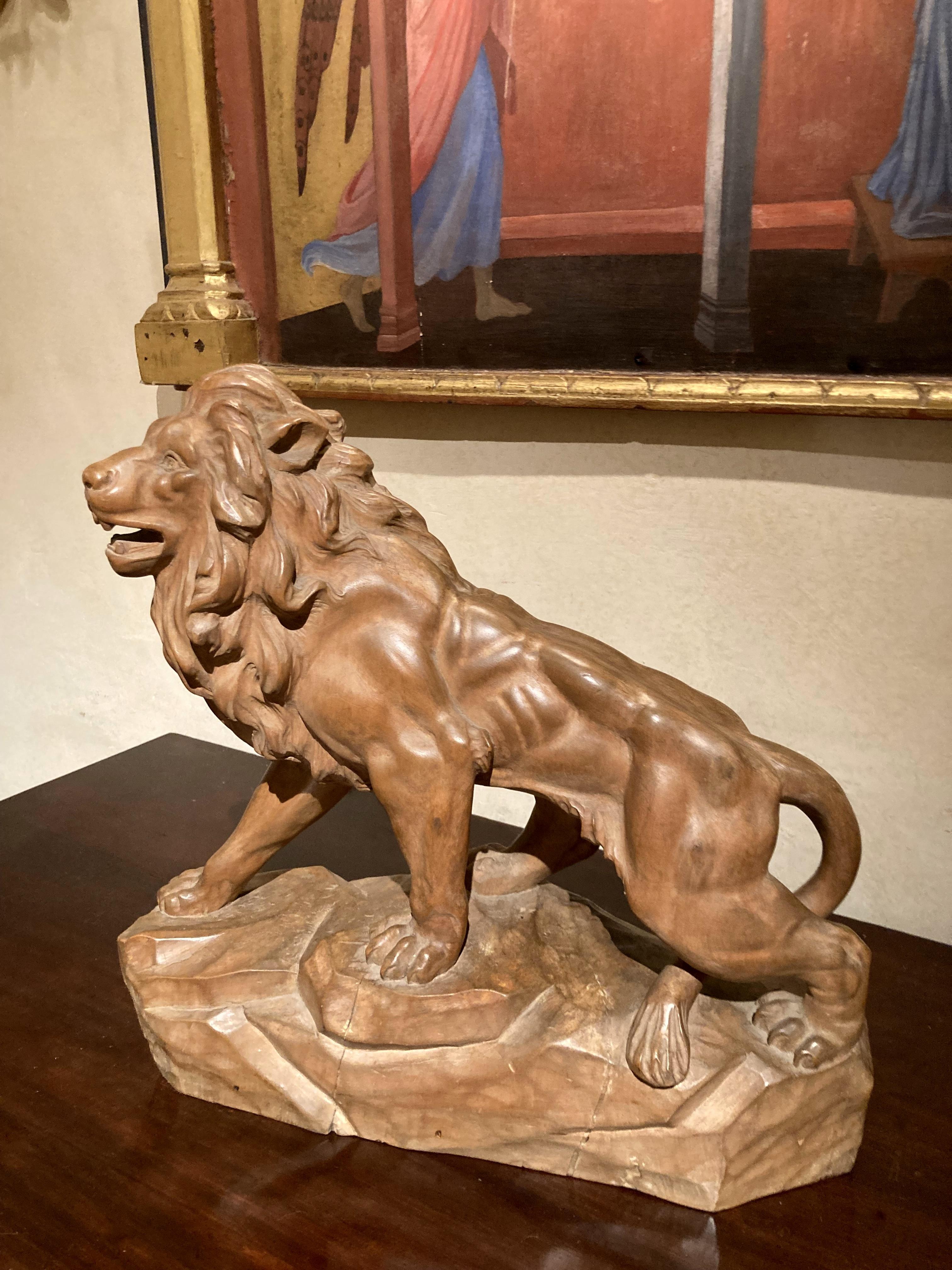 Große italienische handgeschnitzte Löwen-Skulptur aus Holz mit Tischplatte aus dem 19. Jahrhundert im Angebot 7