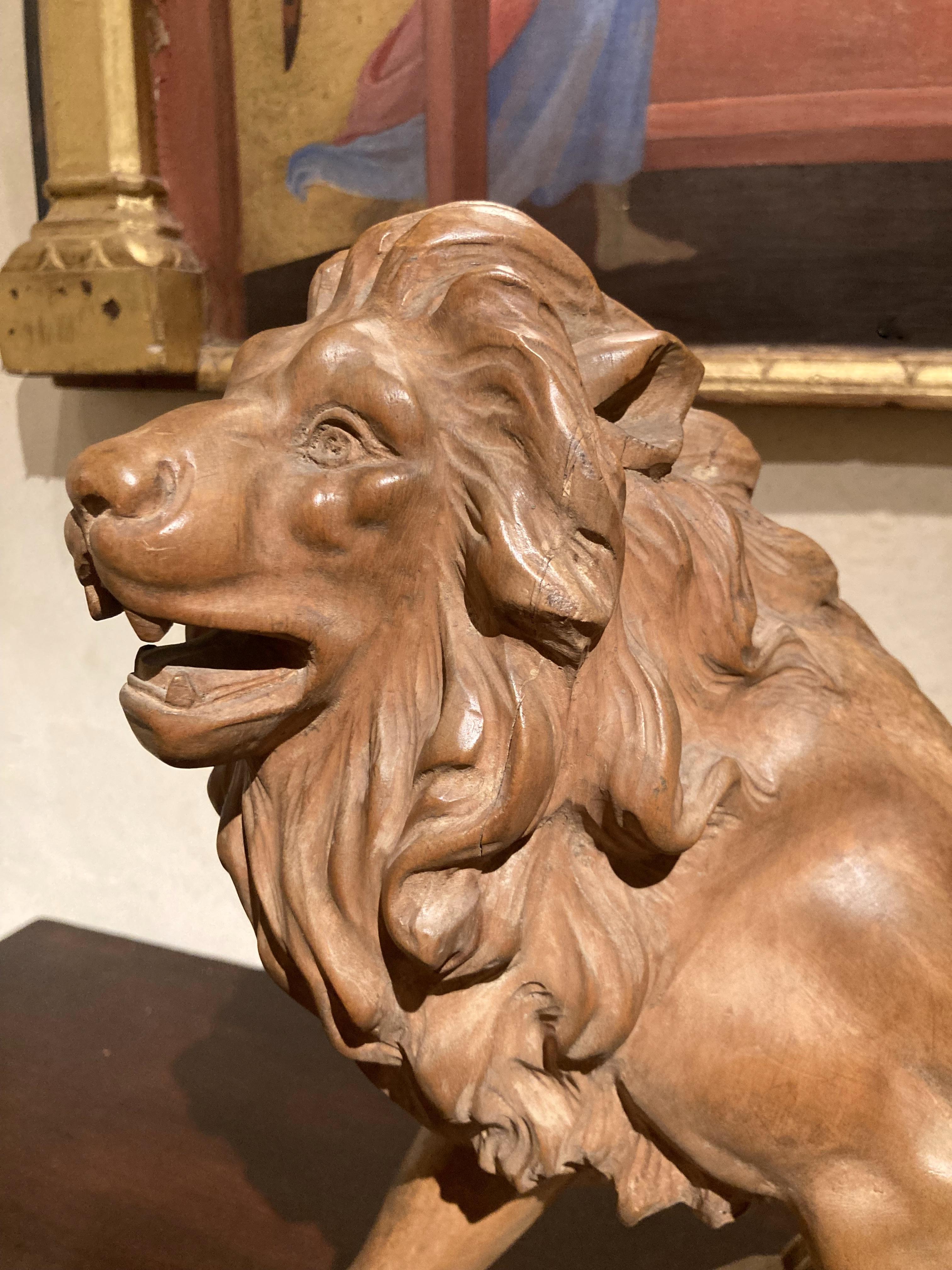 Große italienische handgeschnitzte Löwen-Skulptur aus Holz mit Tischplatte aus dem 19. Jahrhundert im Angebot 8