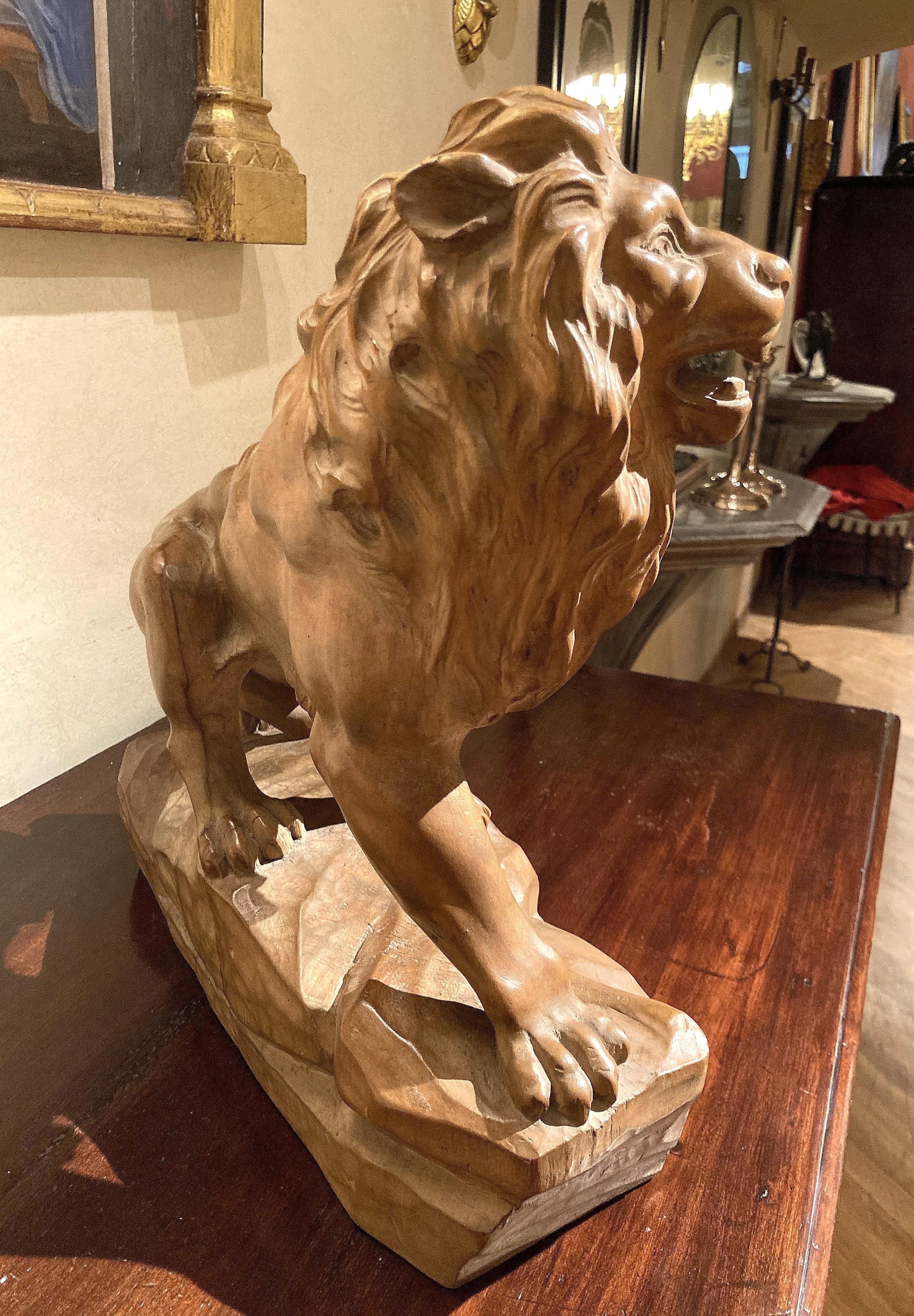 Italian 19th Century Big Scale Hand Carved Table Top Wood Lion Sculpture For Sale 11
