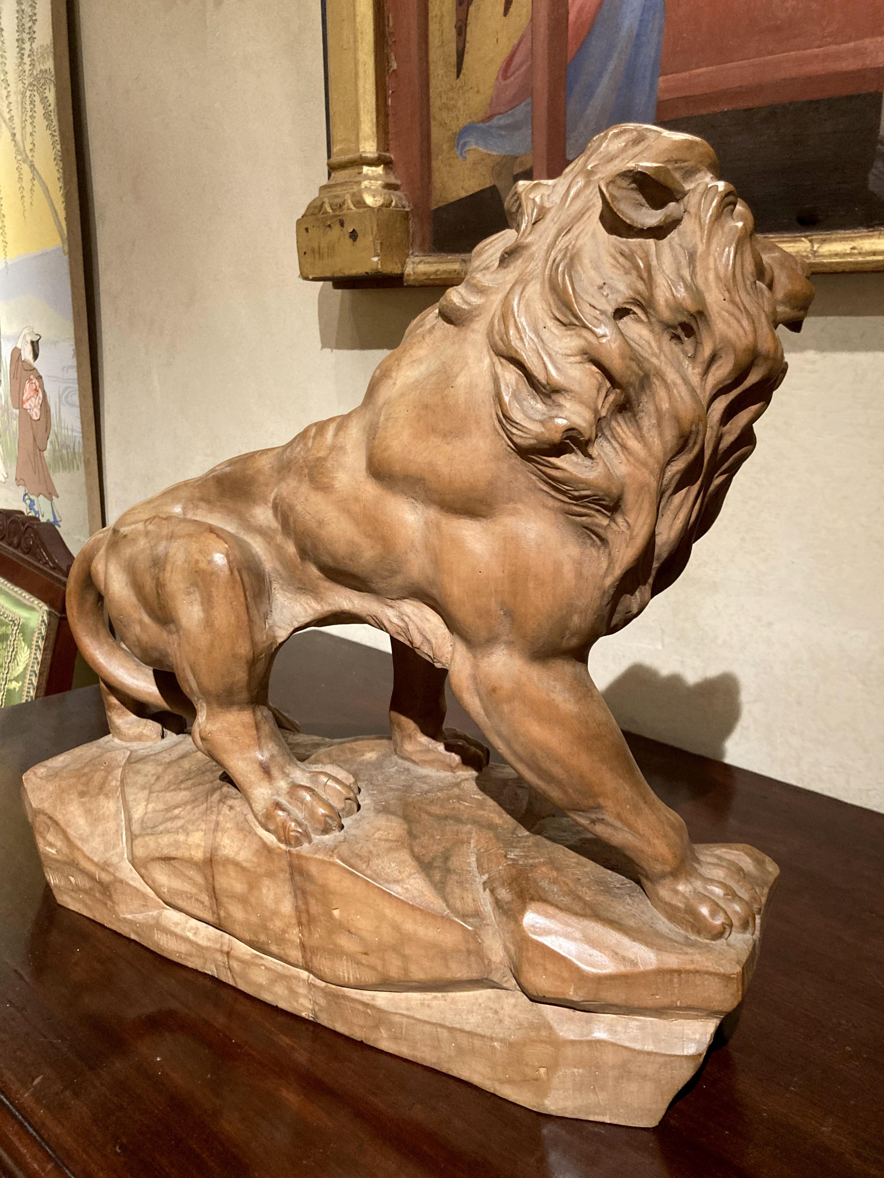 Italian 19th Century Big Scale Hand Carved Table Top Wood Lion Sculpture For Sale 12