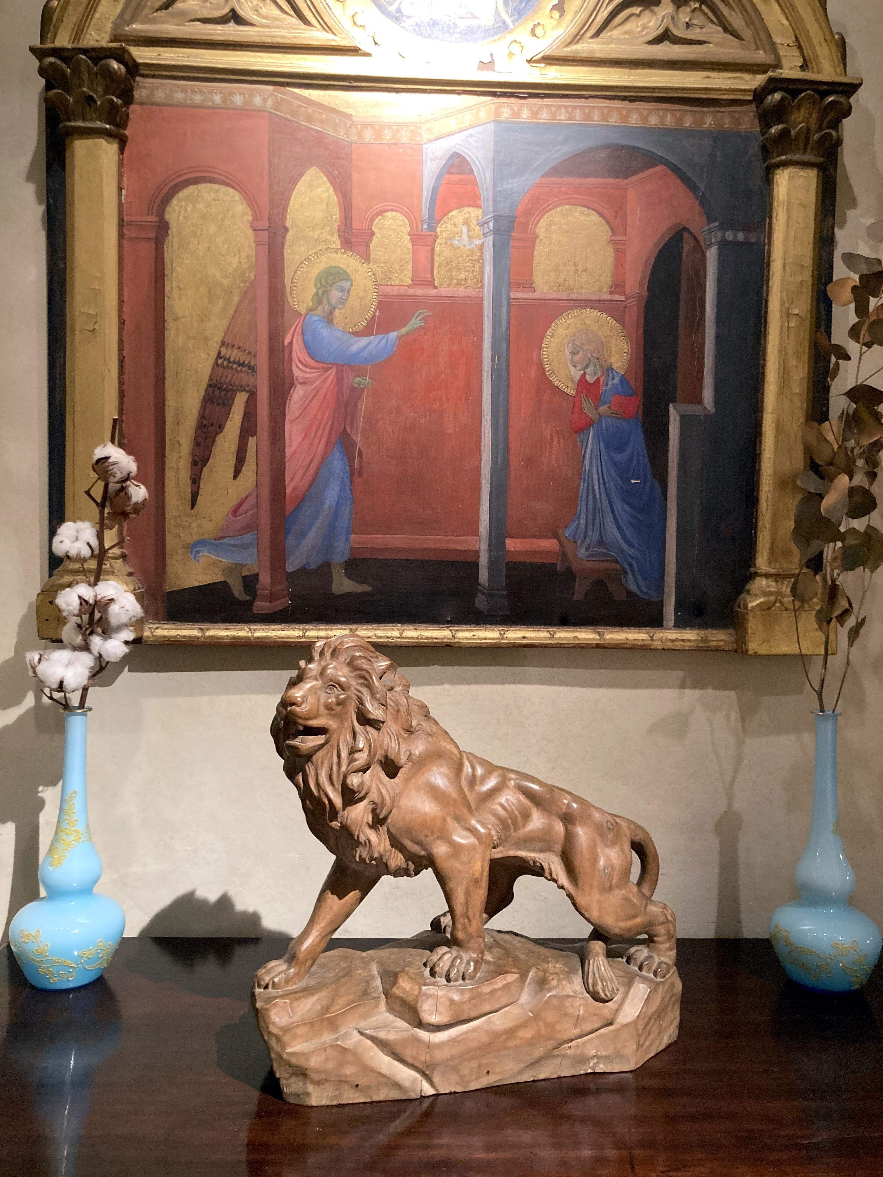 Diese große italienische Tierskulptur aus dem 19. Jahrhundert zeigt einen Löwen, der auf einem Sockel aus Wurzelholz vorwärts schreitet und mit offenem Maul und ausdrucksstarken Augen knurrt, die seine wogende Mähne mit einem äußerst realistischen