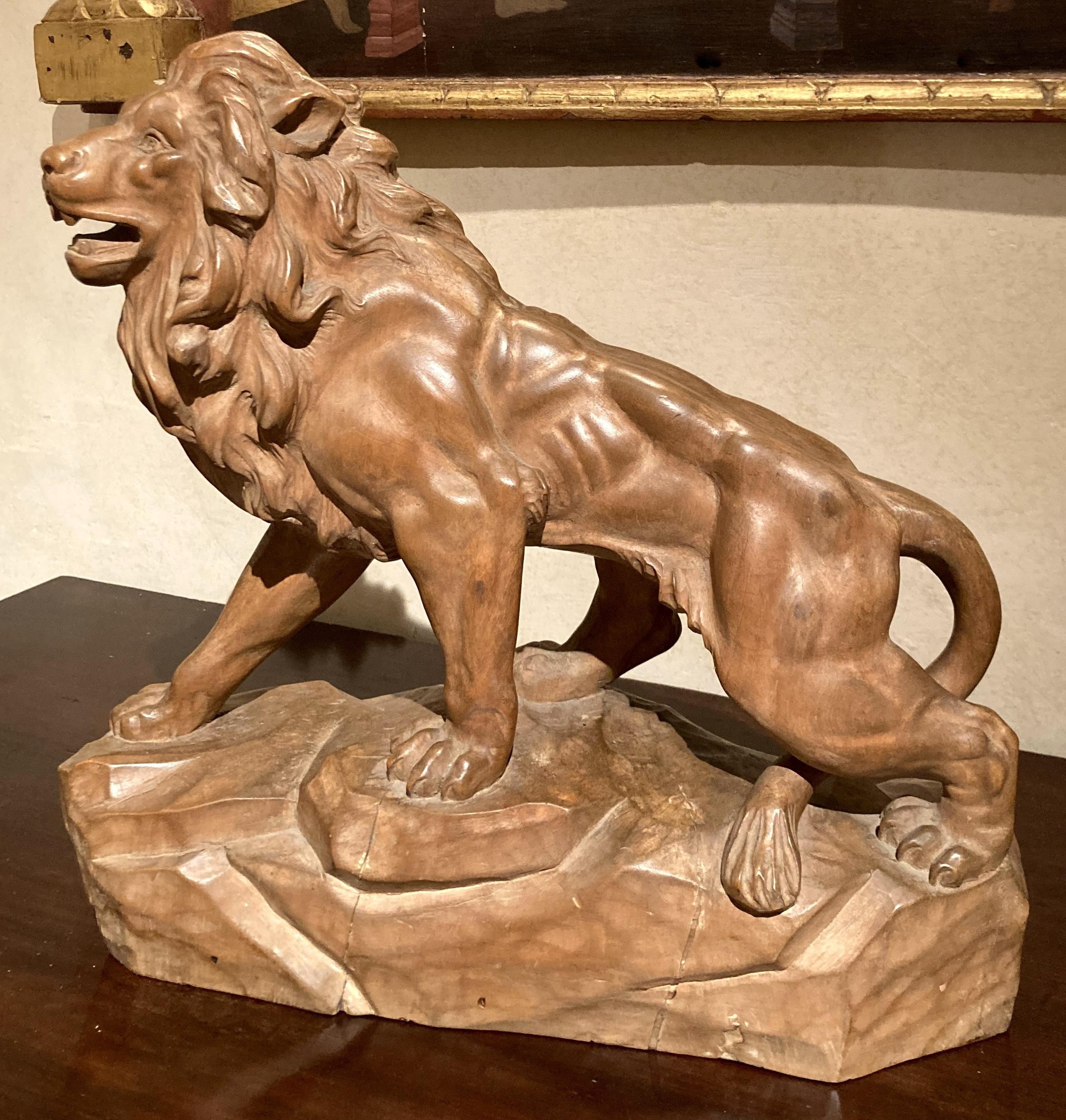 Rustic Italian 19th Century Big Scale Hand Carved Table Top Wood Lion Sculpture For Sale