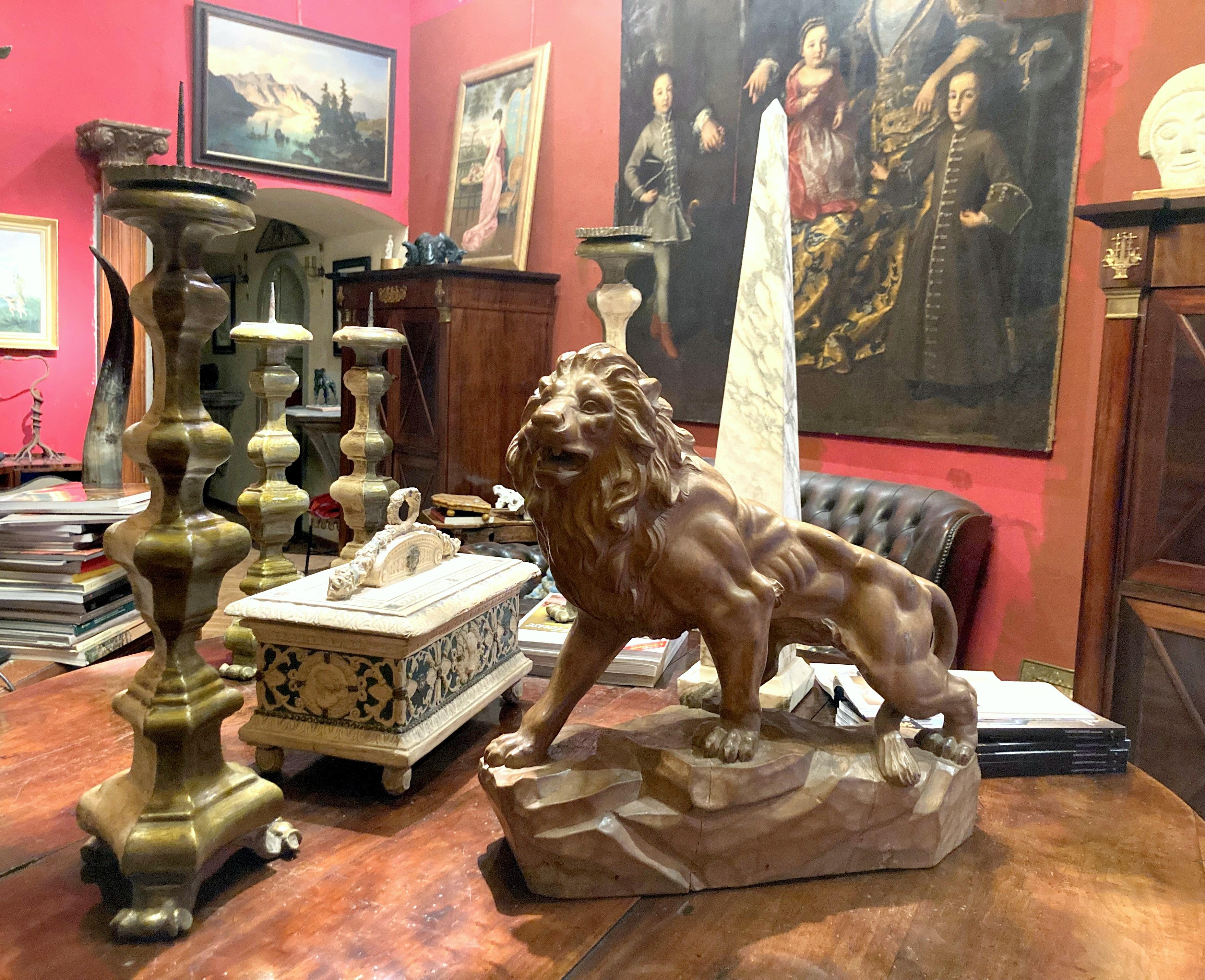 Große italienische handgeschnitzte Löwen-Skulptur aus Holz mit Tischplatte aus dem 19. Jahrhundert (Rustikal) im Angebot