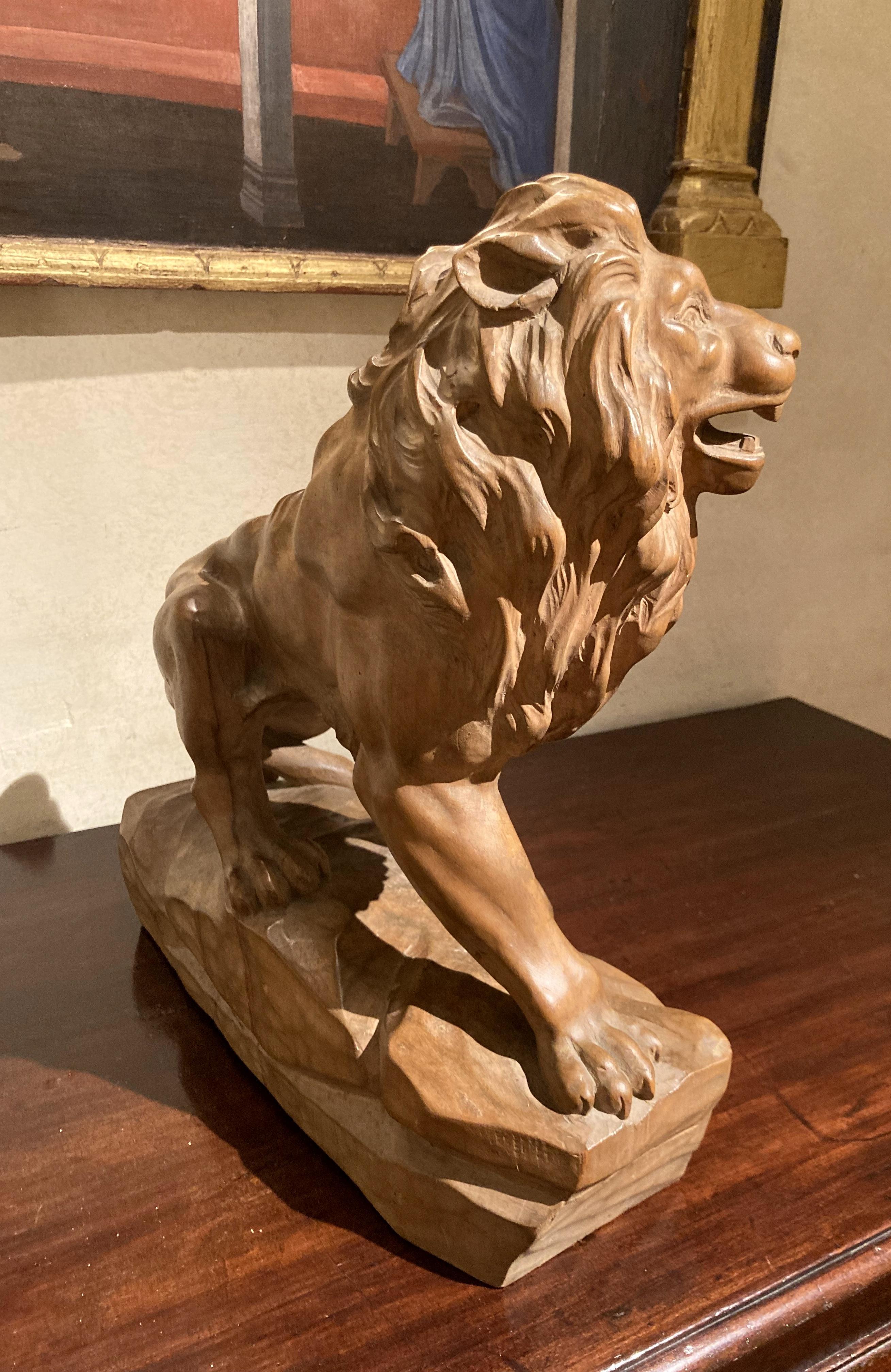 Italian 19th Century Big Scale Hand Carved Table Top Wood Lion Sculpture For Sale 1