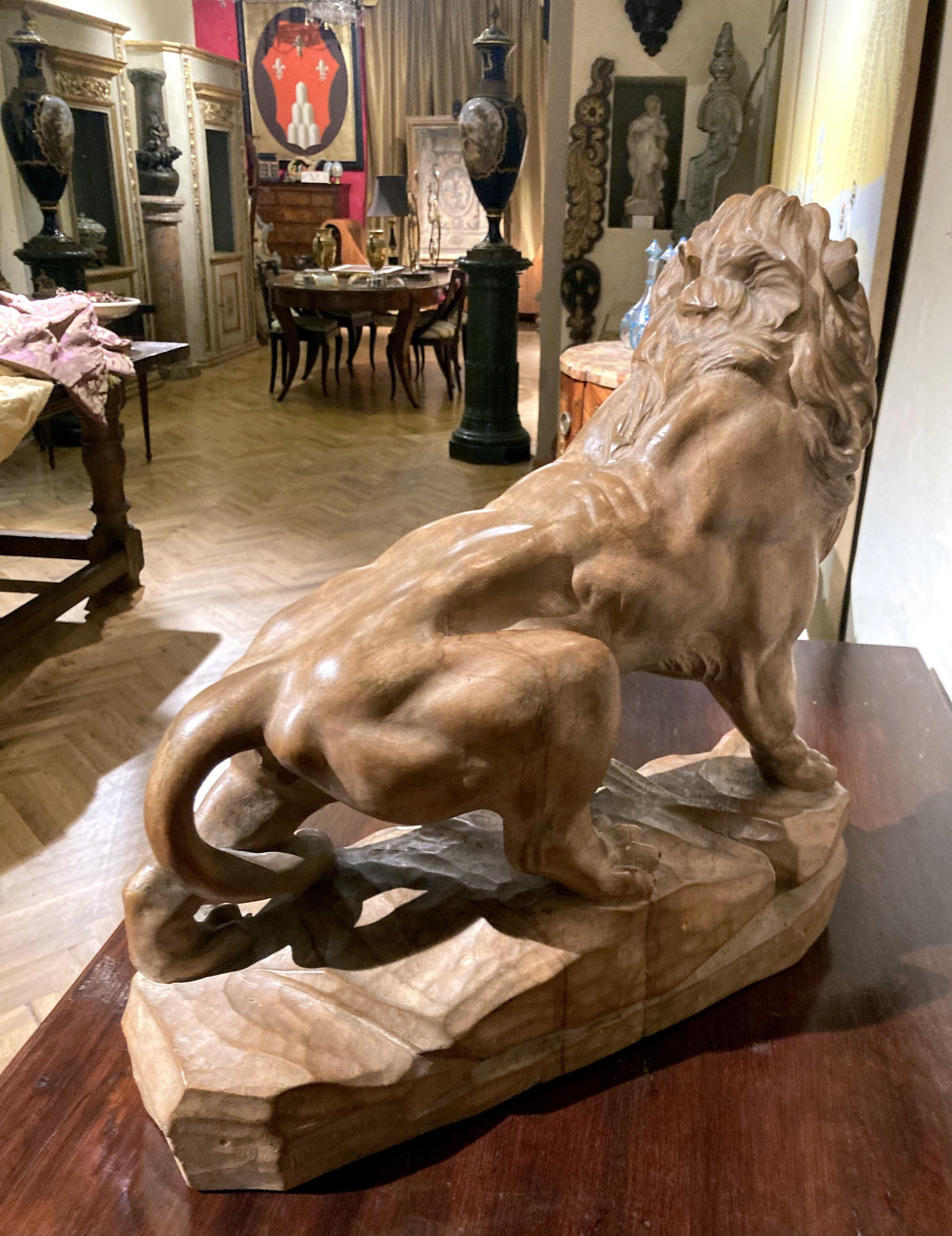 Italian 19th Century Big Scale Hand Carved Table Top Wood Lion Sculpture For Sale 3