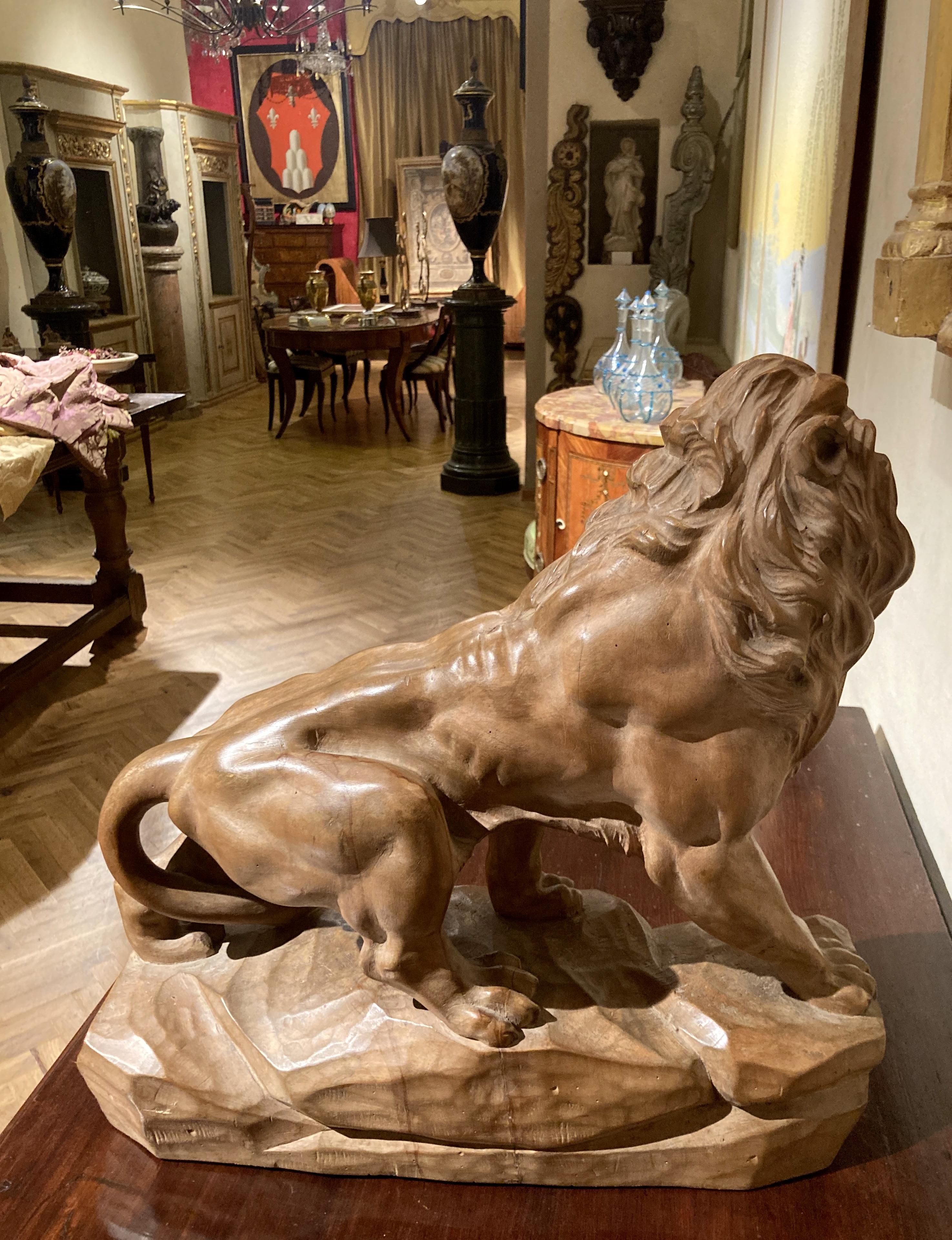 Italian 19th Century Big Scale Hand Carved Table Top Wood Lion Sculpture For Sale 4