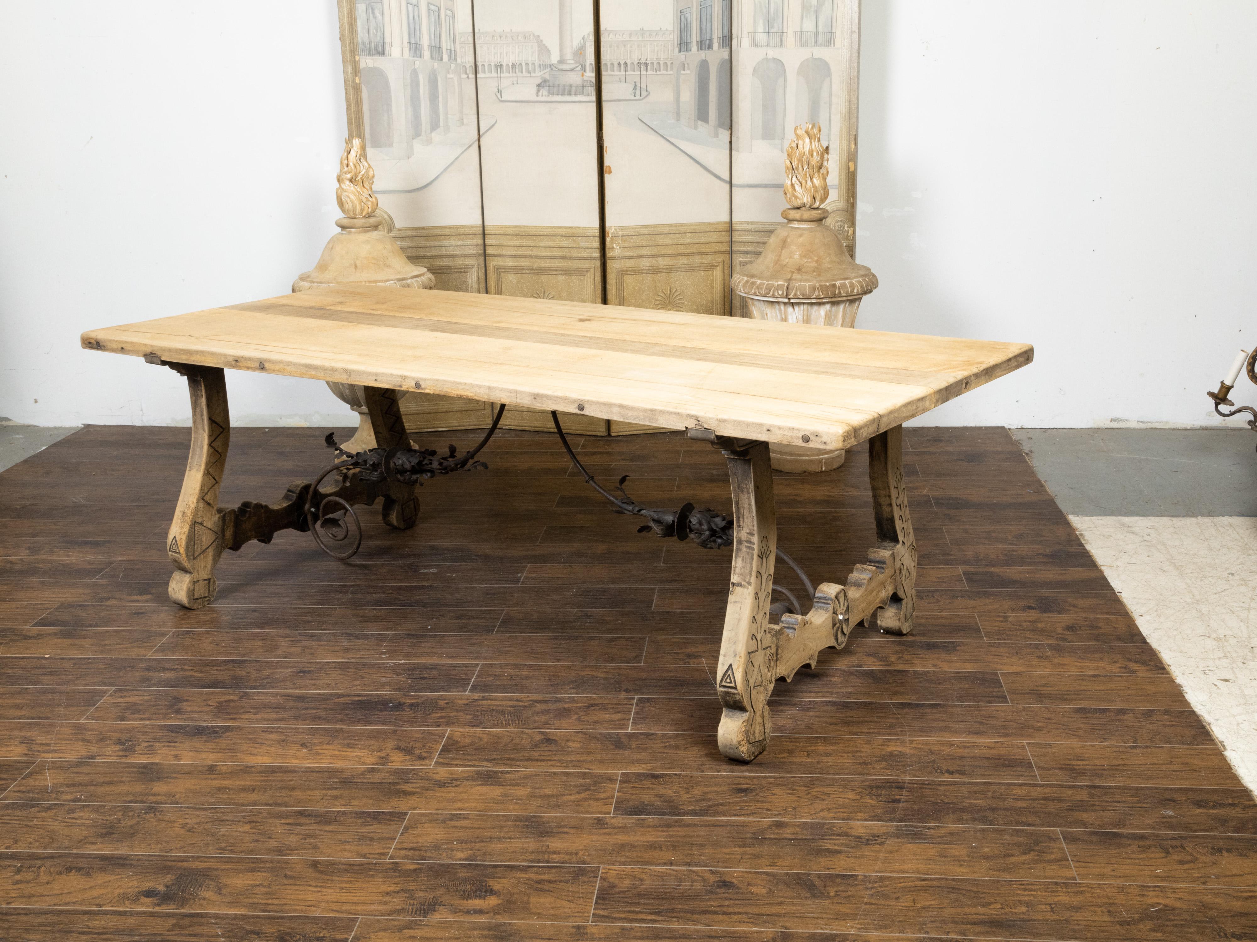Table de ferme italienne du 19ème siècle en chêne blanchi avec base sculptée de style baroque en vente 3