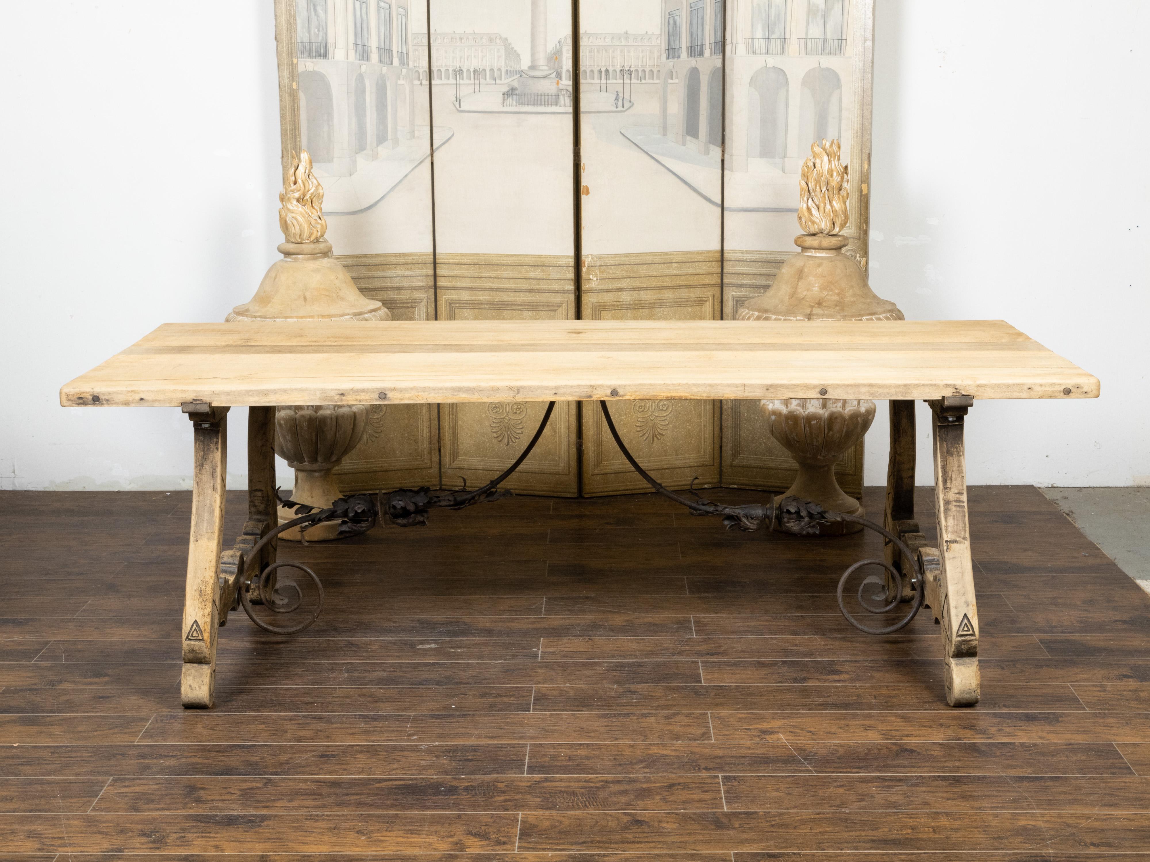 Baroque Table de ferme italienne du 19ème siècle en chêne blanchi avec base sculptée de style baroque en vente
