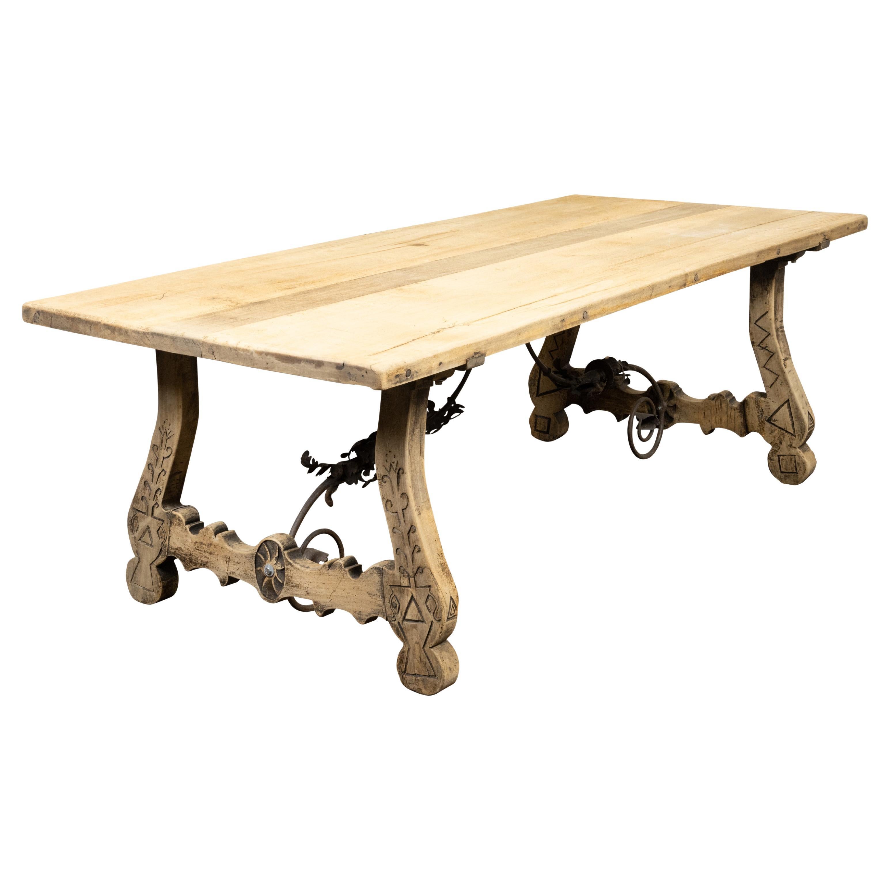 Table de ferme italienne du 19ème siècle en chêne blanchi avec base sculptée de style baroque en vente