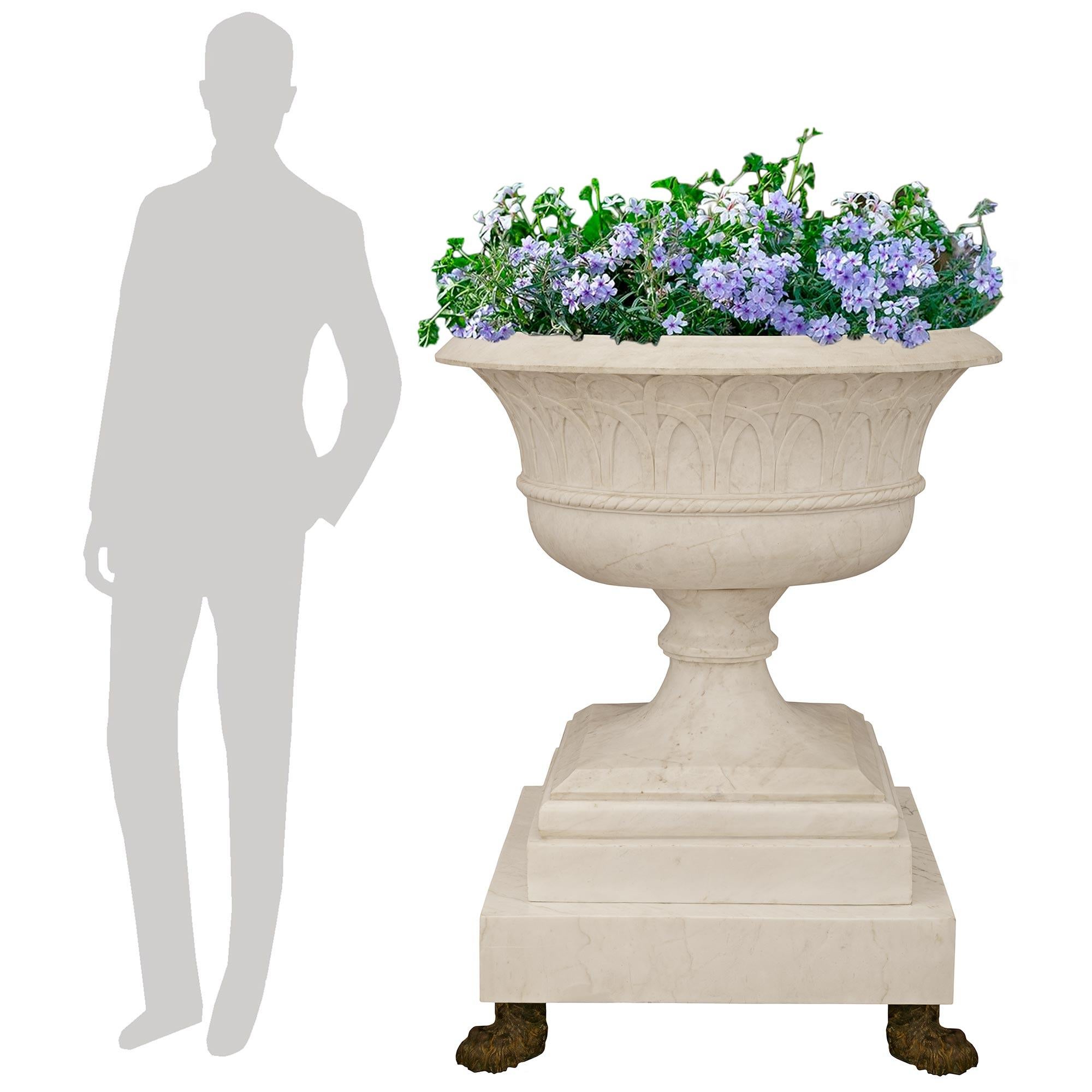 Jardinera/fuente italiana de mármol botticino y bronce del siglo XIX Italiano en venta