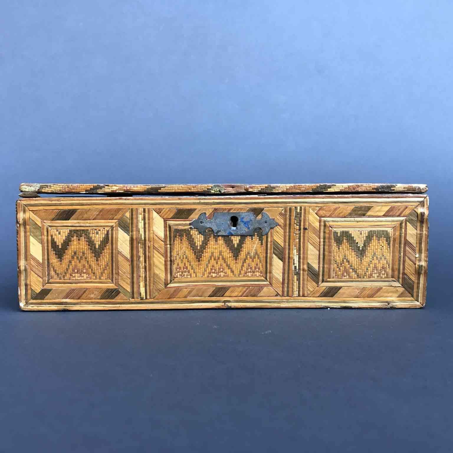 An Italian straw work box decorated everywhere with extraordinary straw-work geometrical marquetry on a wooden structure, coated even inside and at the bottom. 

This Italian box, has a rectangular shape, hand-realized in an antique abbey in