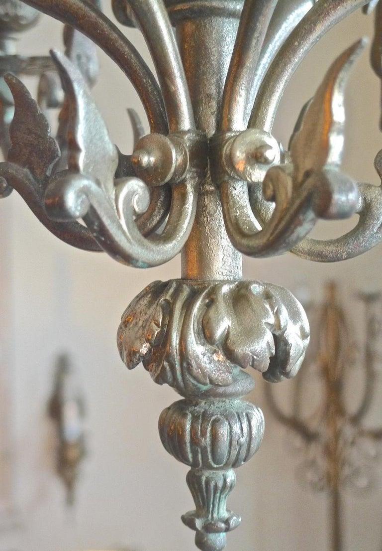 Italienischer Bronze-Kronleuchter des 19. Jahrhunderts mit zwei Etagen und zwölf Lichtern im Angebot 6