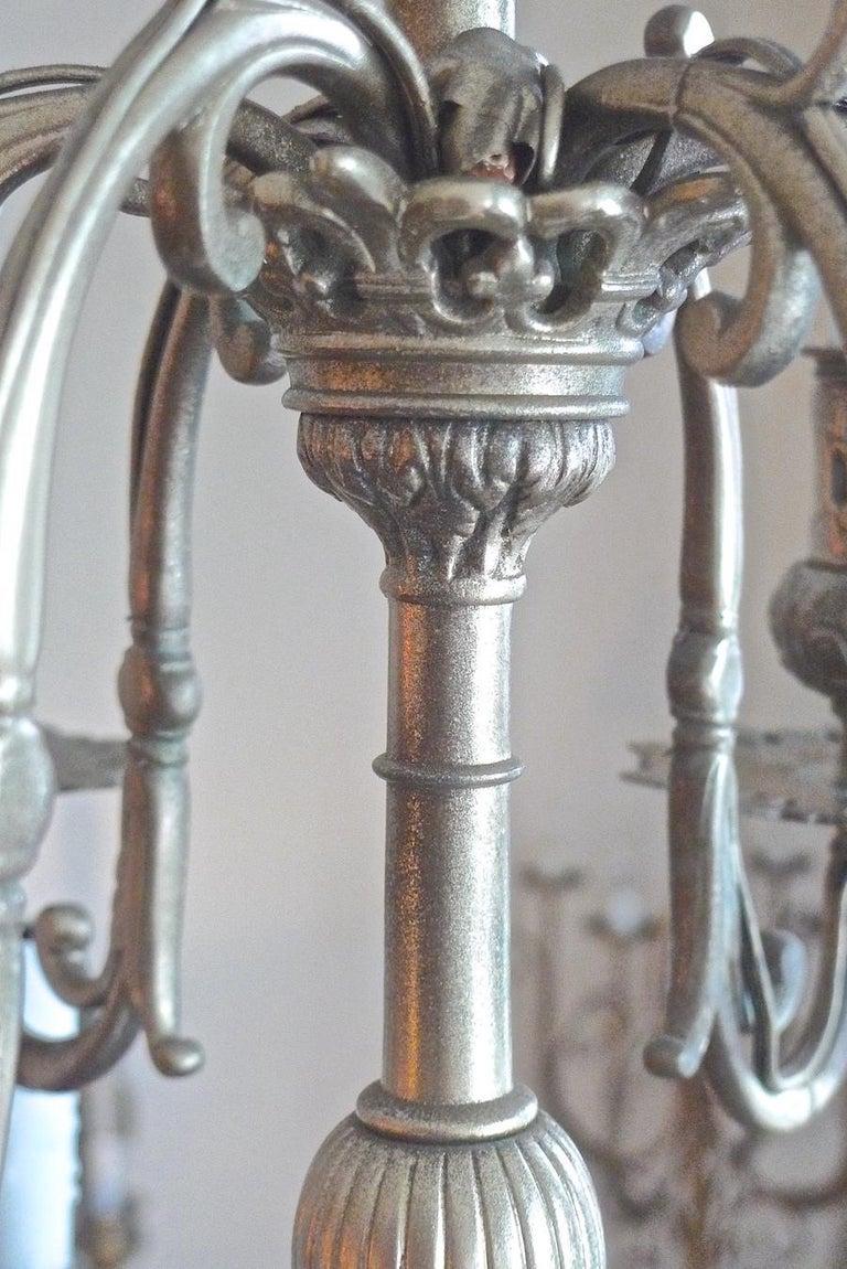 Italienischer Bronze-Kronleuchter des 19. Jahrhunderts mit zwei Etagen und zwölf Lichtern im Angebot 8
