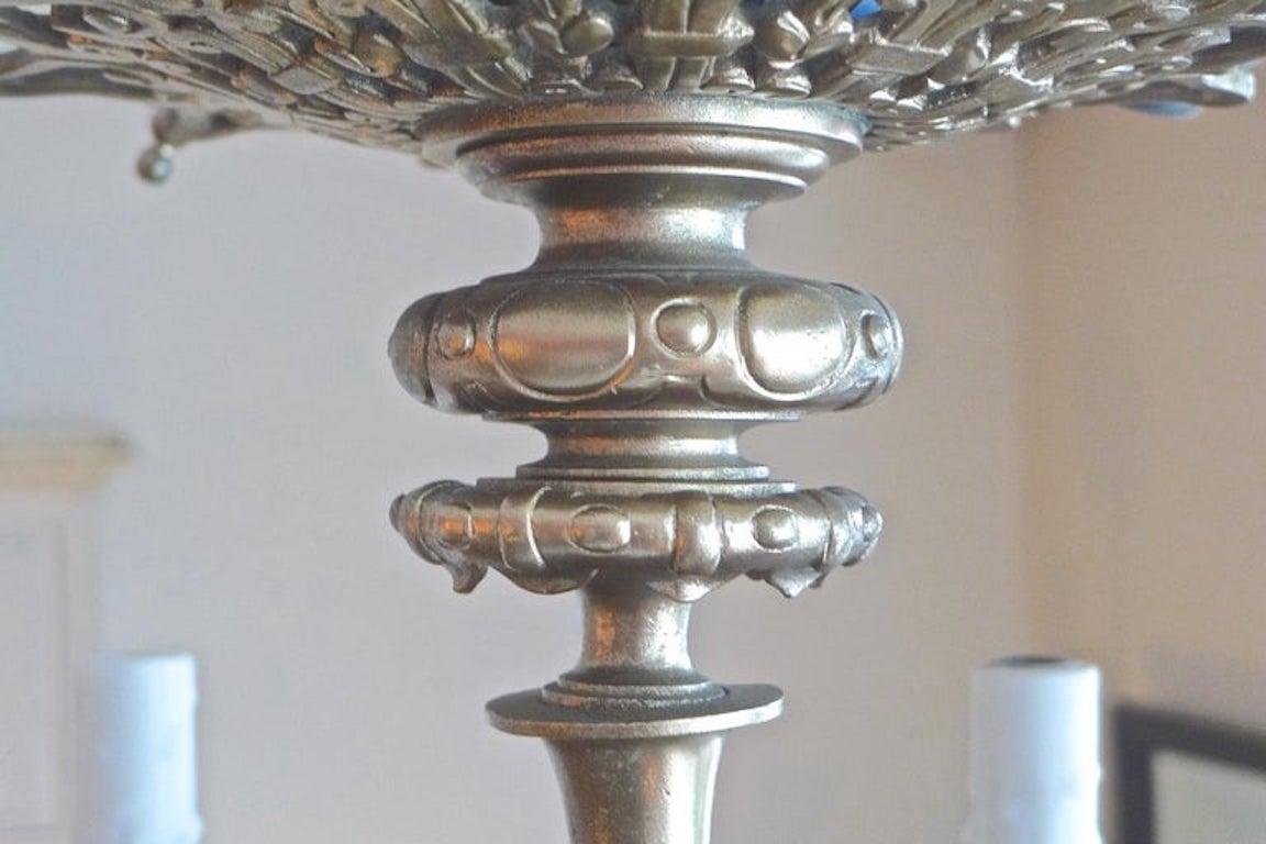 Italienischer Bronze-Kronleuchter des 19. Jahrhunderts mit zwei Etagen und zwölf Lichtern im Angebot 9
