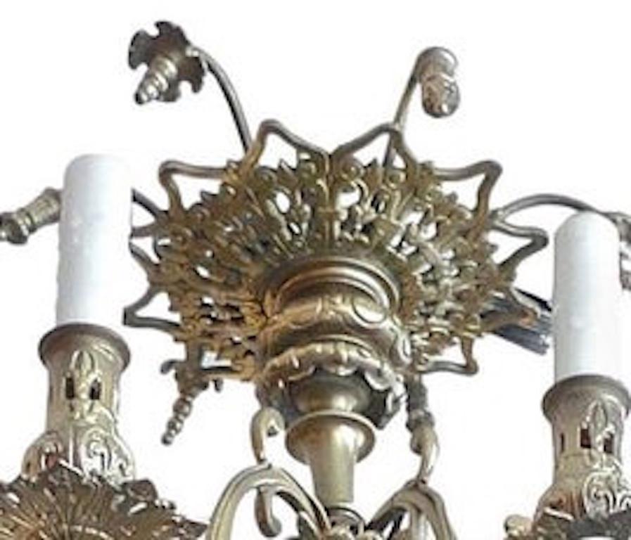 Italienischer Bronze-Kronleuchter des 19. Jahrhunderts mit zwei Etagen und zwölf Lichtern (Handbemalt) im Angebot