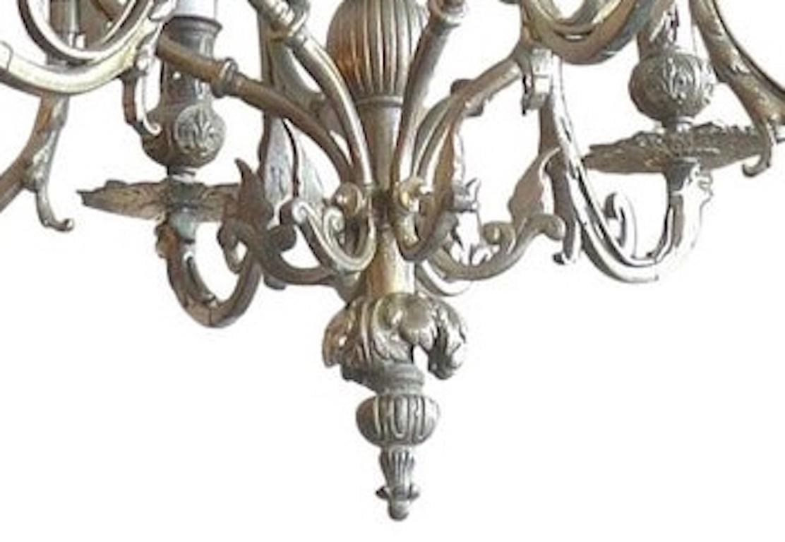 Italienischer Bronze-Kronleuchter des 19. Jahrhunderts mit zwei Etagen und zwölf Lichtern im Zustand „Starke Gebrauchsspuren“ im Angebot in Santa Monica, CA