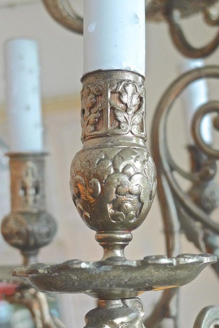 Italienischer Bronze-Kronleuchter des 19. Jahrhunderts mit zwei Etagen und zwölf Lichtern im Angebot 4