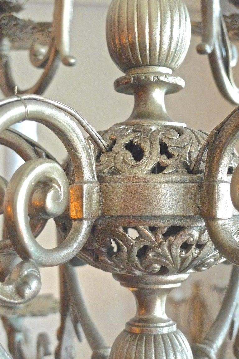 Italienischer Bronze-Kronleuchter des 19. Jahrhunderts mit zwei Etagen und zwölf Lichtern im Angebot 5
