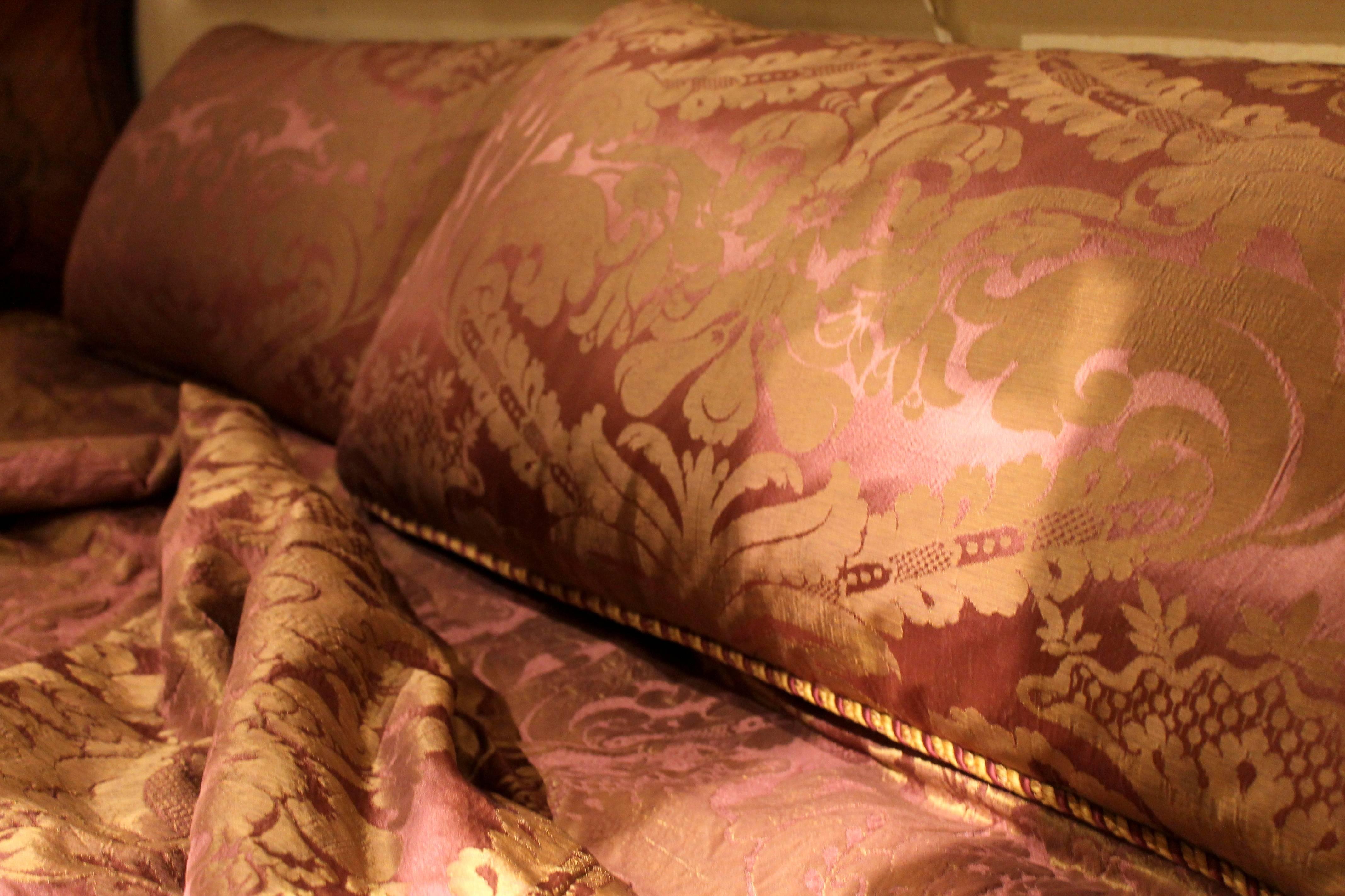 Italienisches Baldachinbett des 19. Jahrhunderts mit silbernen Friesen und gepolsterter lila Seide  im Angebot 4