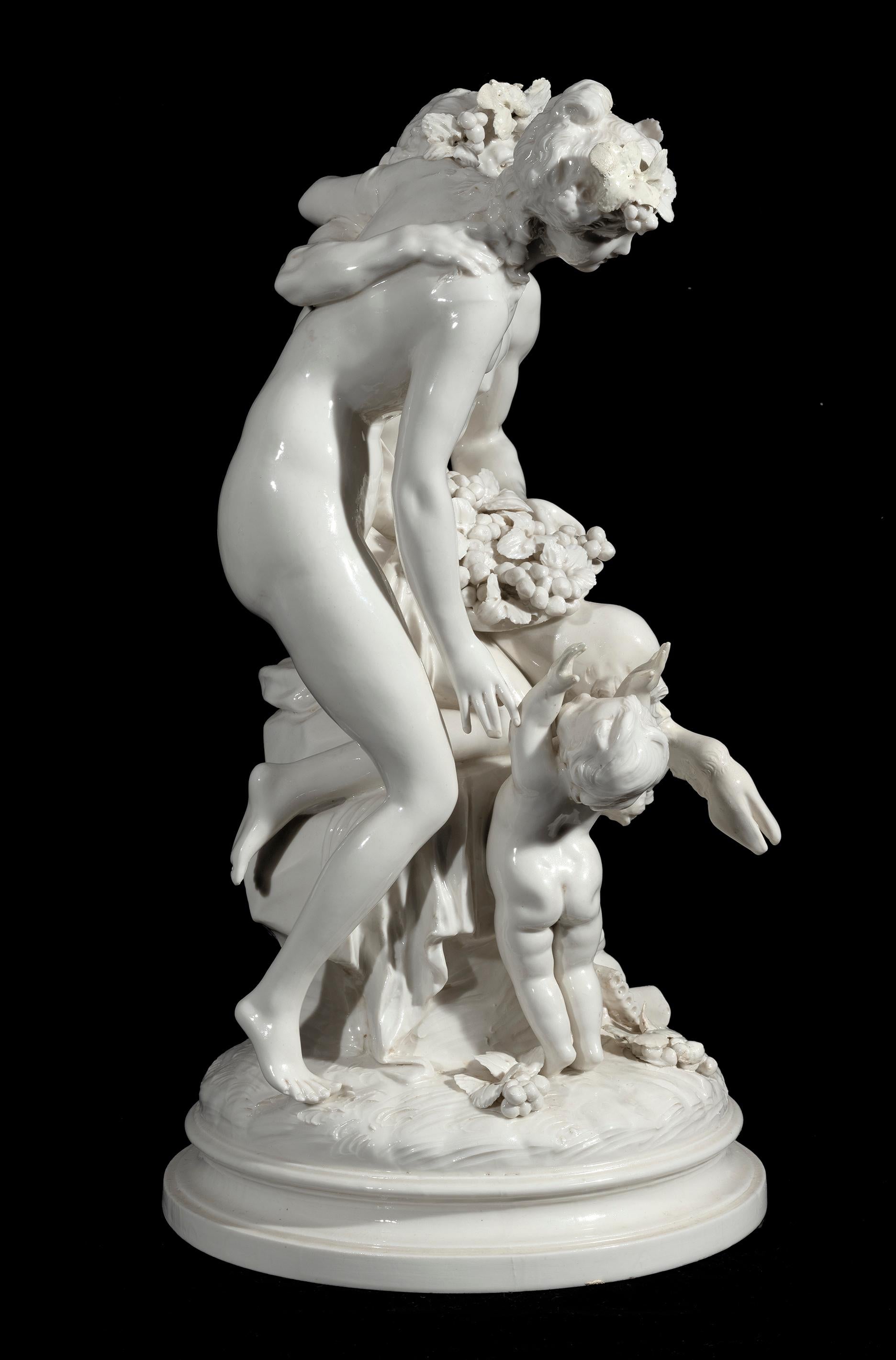 Italienische italienische Capodimonte-Gruppe eines Satyrs, Bacchante und Putto aus dem 19. Jahrhundert (Gegossen) im Angebot