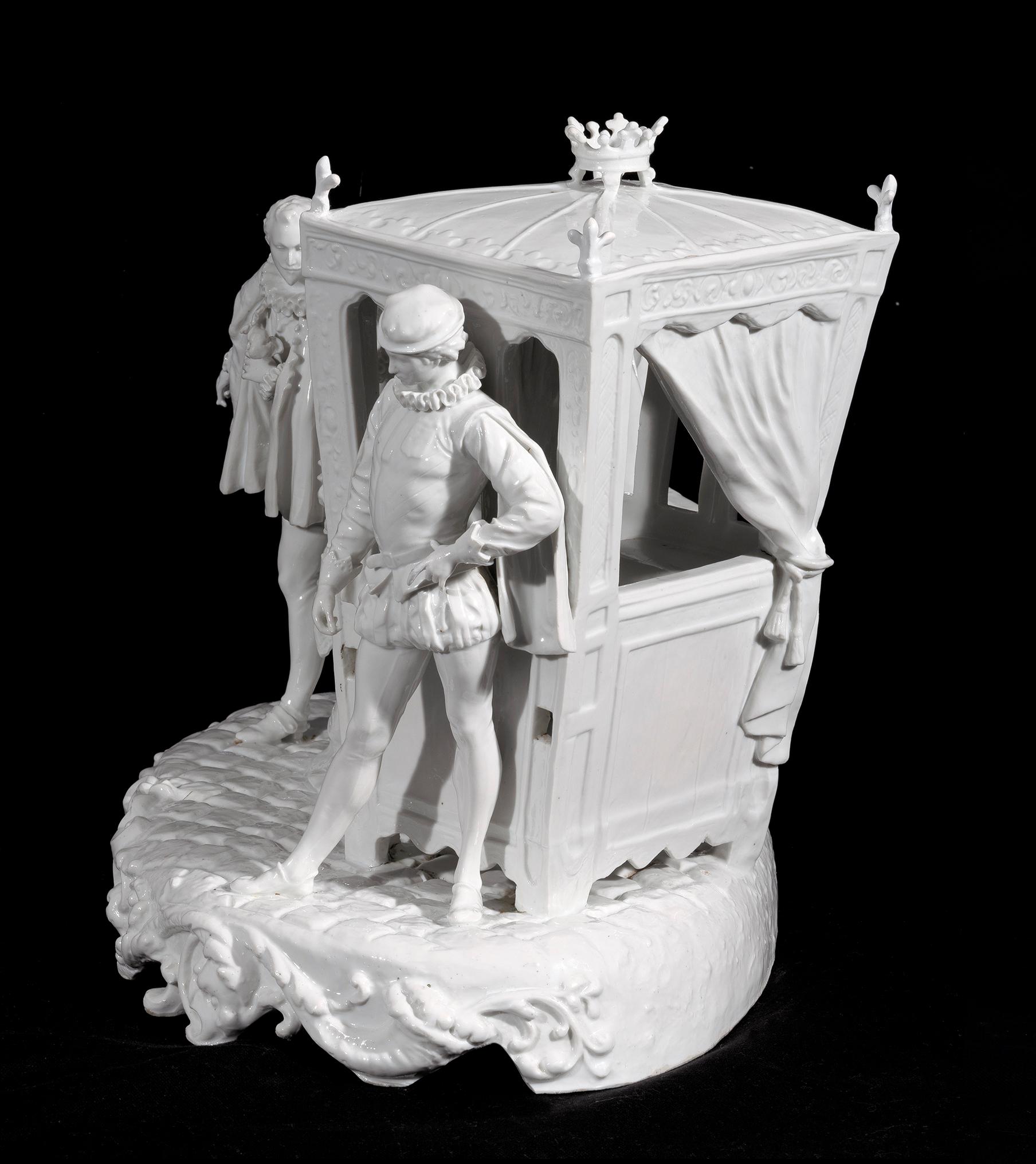 Pièce maîtresse monumentale italienne de Capodimonte présentant une scène galante en robe renaissance.
Cette étonnante sculpture en porcelaine blanche en plein relief porte la marque d'un N couronné sous sa base. Manufacture italienne, Capodimonte