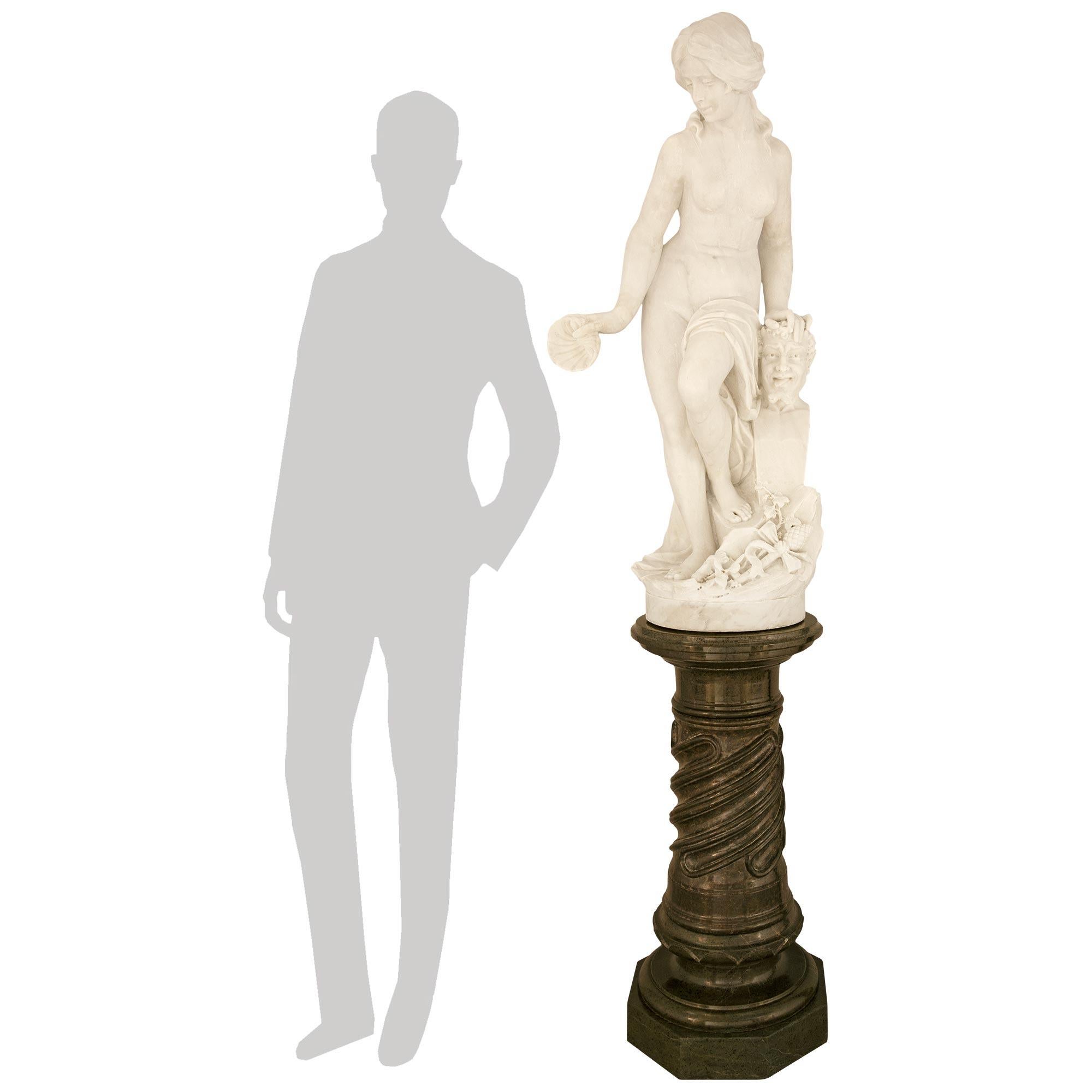 Un'attraente e affascinante statua in marmo bianco di Carrara e Vert de Patricia del XIX secolo raffigurante Galatea e Pan. La statua raffigura una bella ninfa Galatea in piedi accanto a un busto di Pan (il dio della natura e compagno delle ninfe)