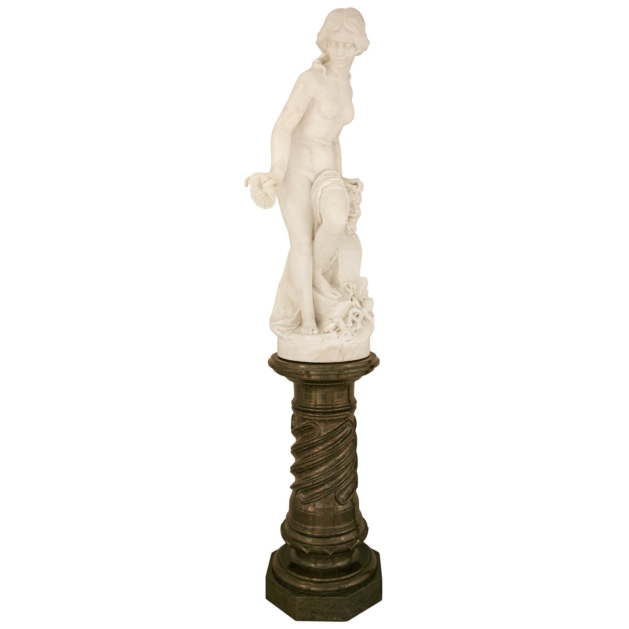 Italiano Statua italiana del XIX secolo in marmo di Carrara e Vert de Patricia raffigurante Galatea in vendita