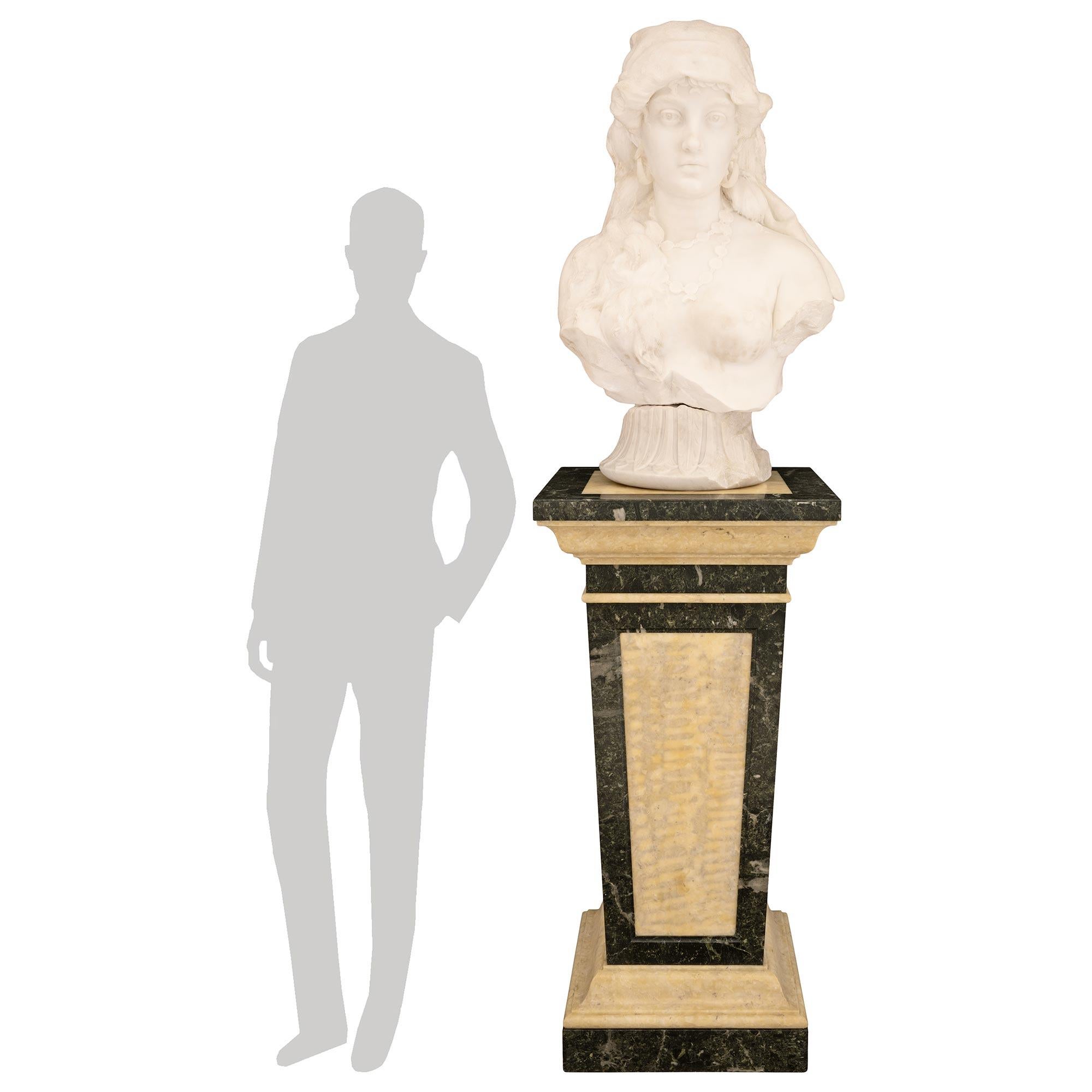 Impressionnant buste et piédestal en marbre blanc de Carrare, en albâtre et en marbre Vert de Patricia, de grande taille, datant du XIXe siècle, en Italie. Ce magnifique buste de femme, signé par Giovanni Sartorio, est posé sur un palatial