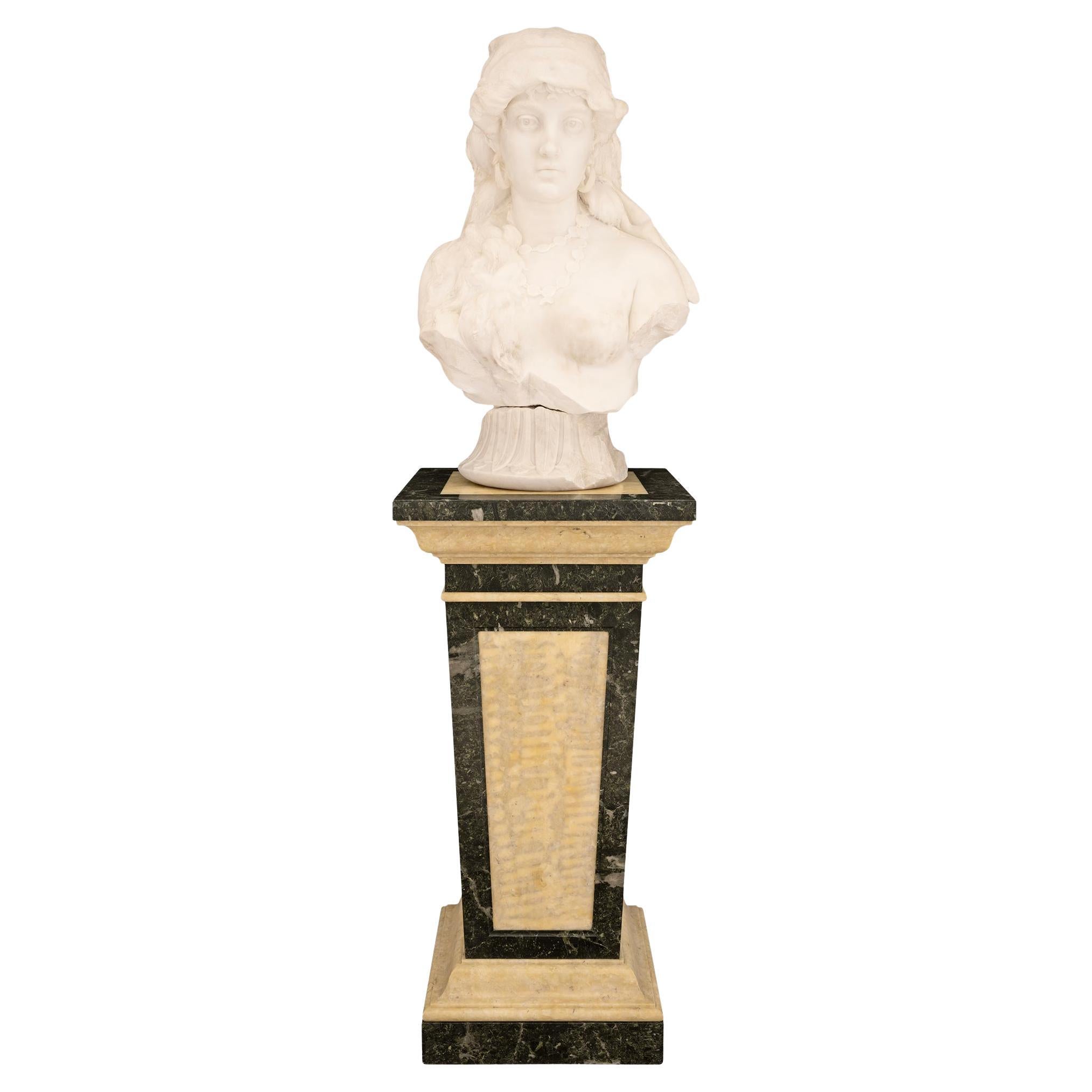 Italienische Büste und Sockel aus Carrara-Marmor und Alabaster des 19. Jahrhunderts