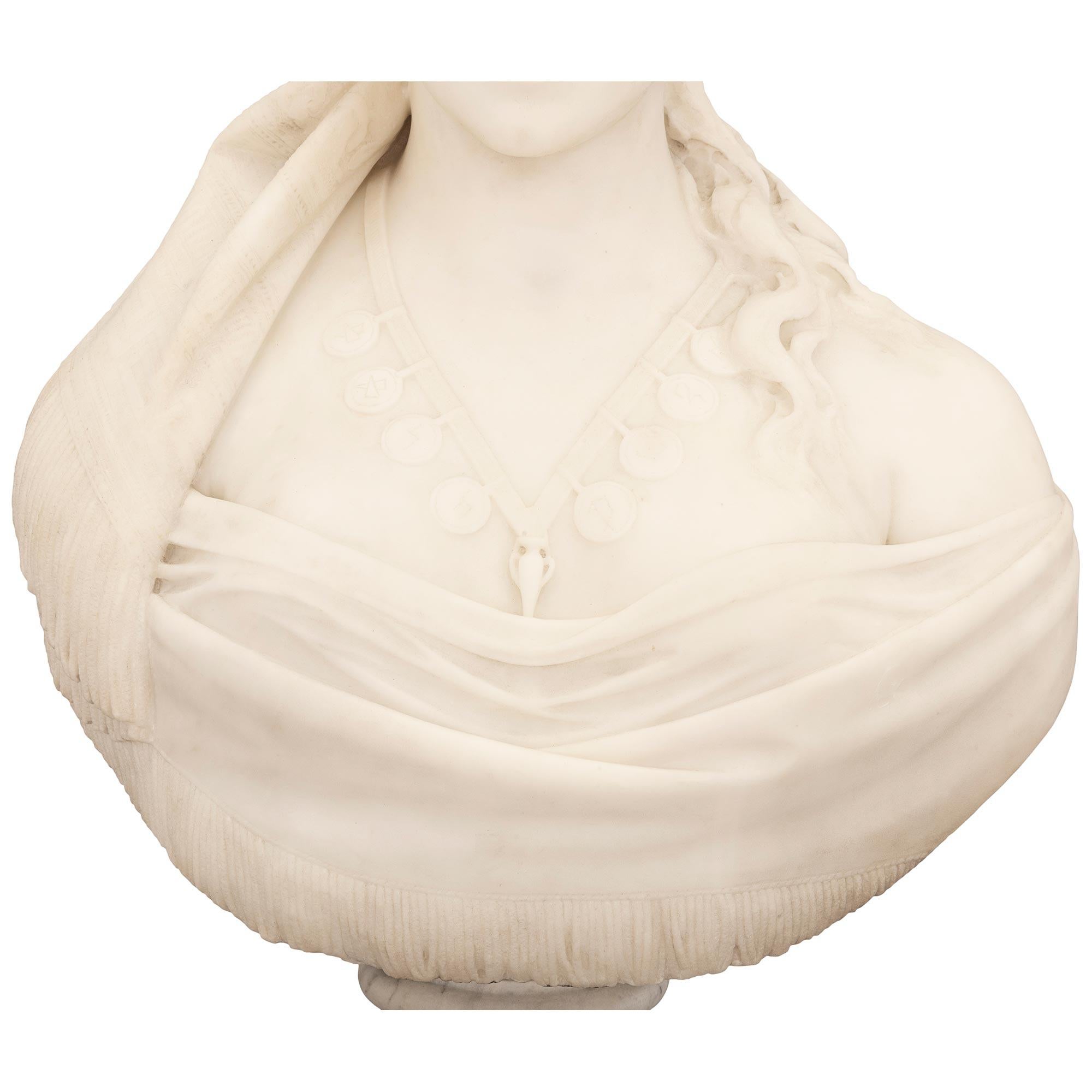 Italian 19th century Carrara marble bust of Cleopatra, signed C. Lapini 1888 Mármol de Carrara en venta