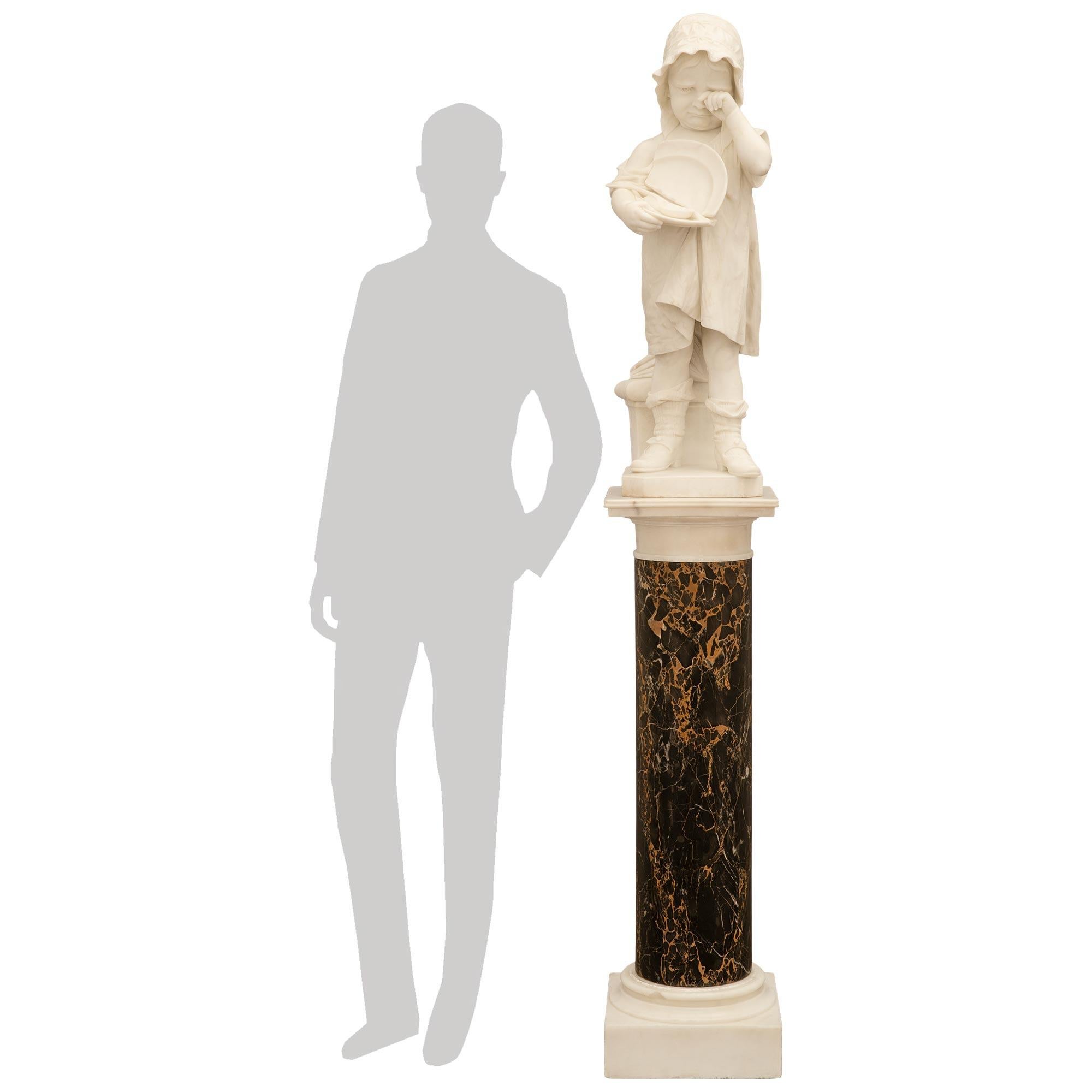 Adorable y finamente detallada estatua italiana del siglo XIX de mármol blanco de Carrara y pedestal de mármol de Portoro, firmada 